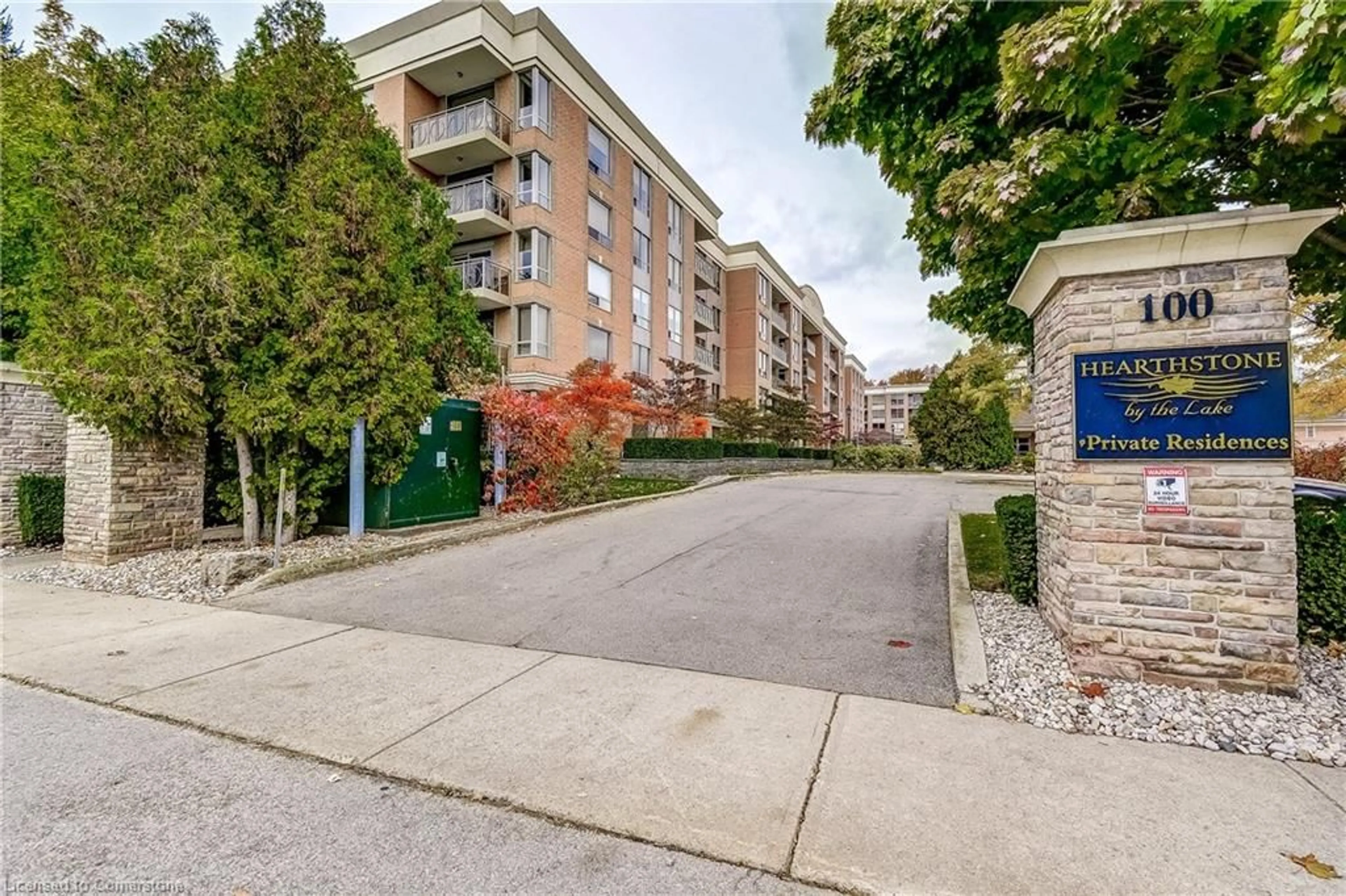 A pic from exterior of the house or condo, the street view for 100 Burloak Dr #1310, Burlington Ontario L7L 6P6