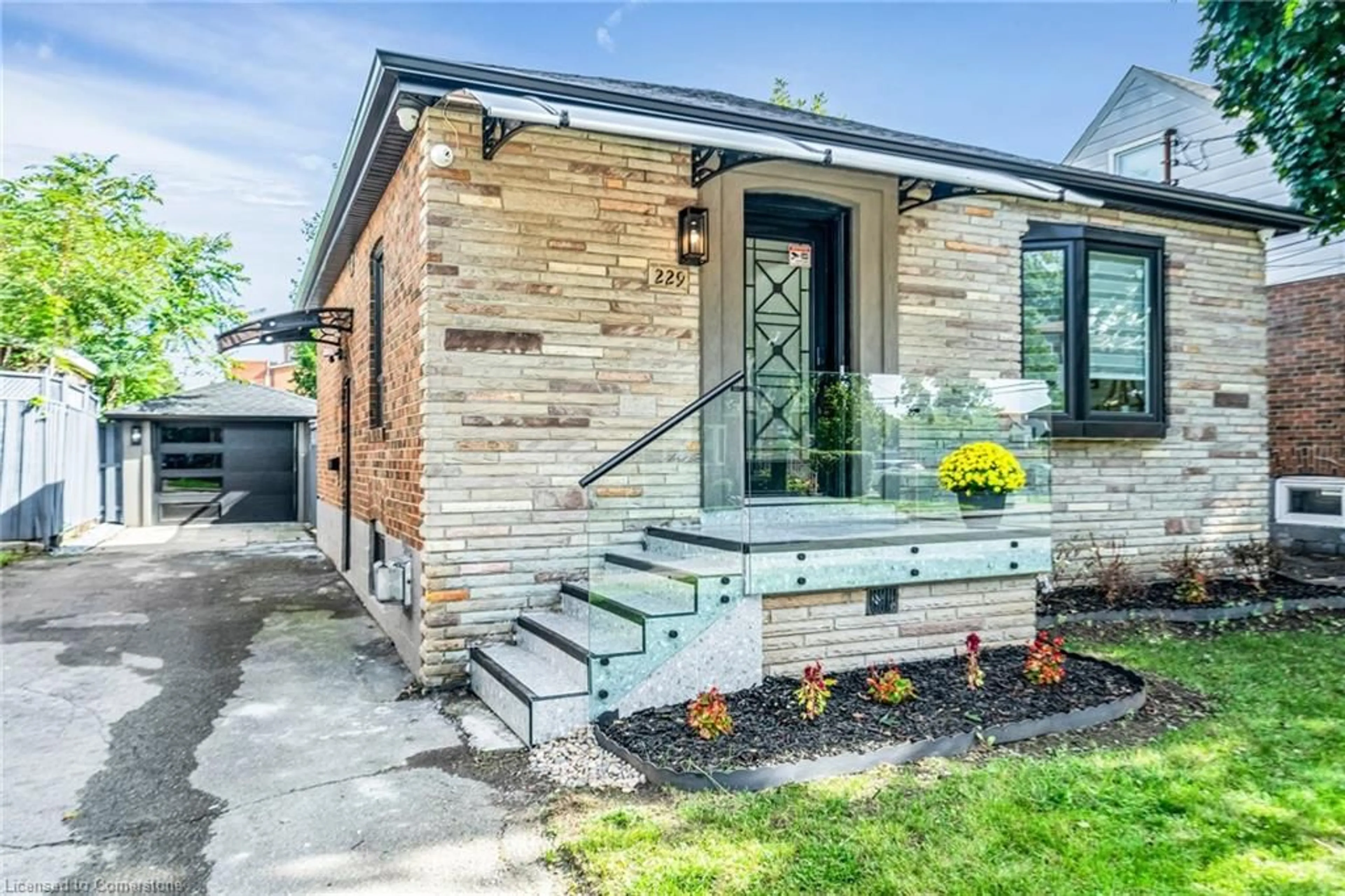 Home with brick exterior material for 229 East 14th St, Hamilton Ontario L9A 4B7