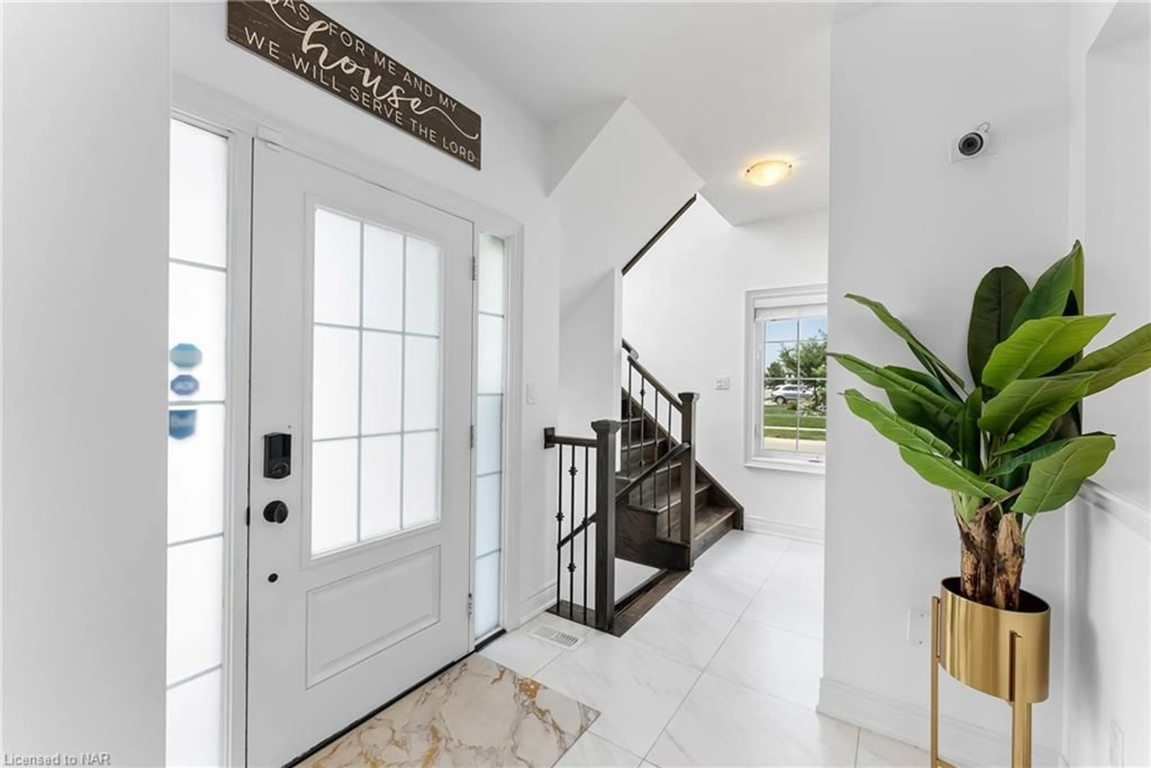 Indoor entryway, wood floors for 133 Lametti Dr, Fonthill Ontario L0S 1E6