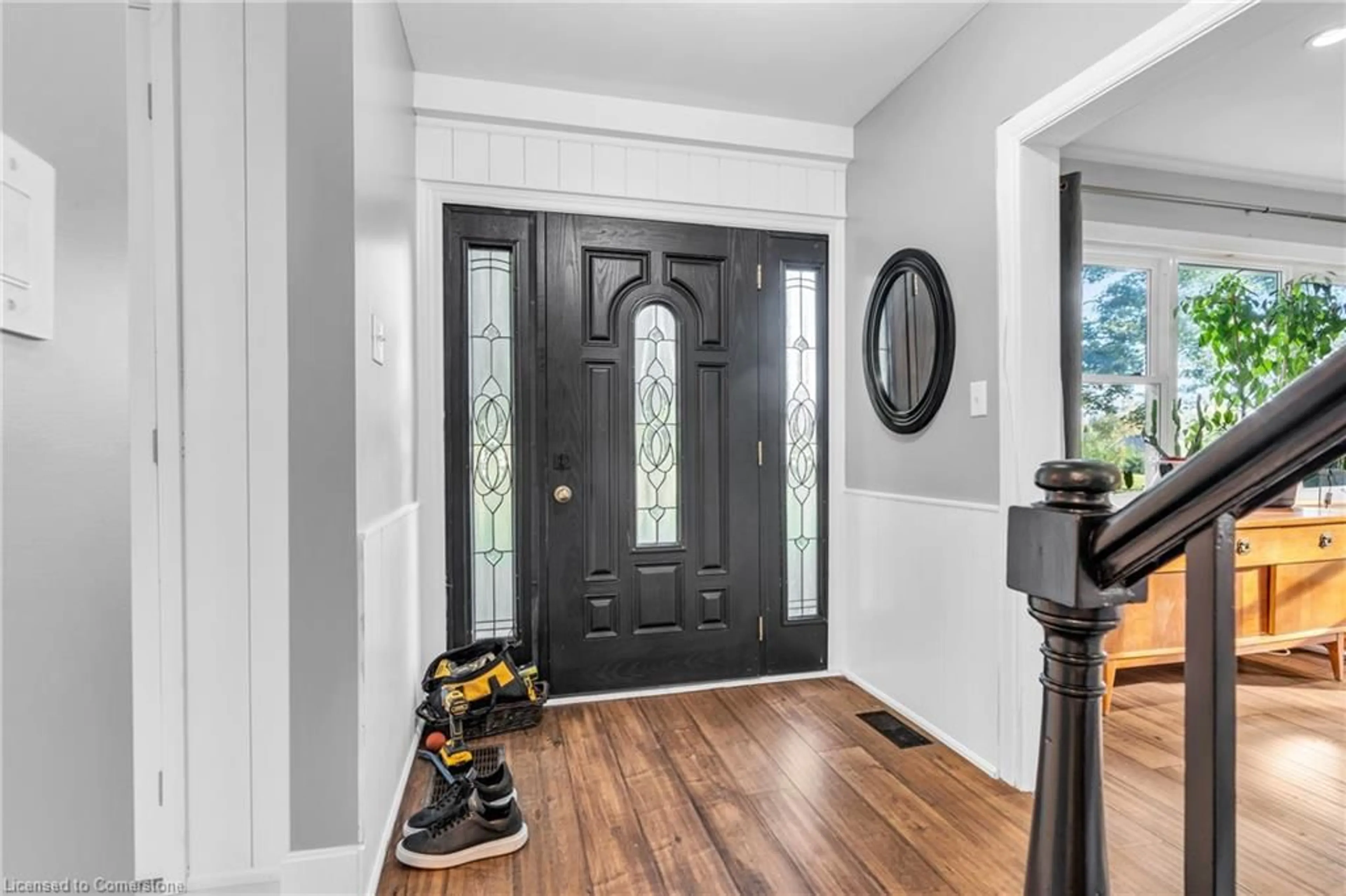 Indoor entryway, wood floors for 7007 Wellington Road 34, Puslinch Ontario N3C 2V4