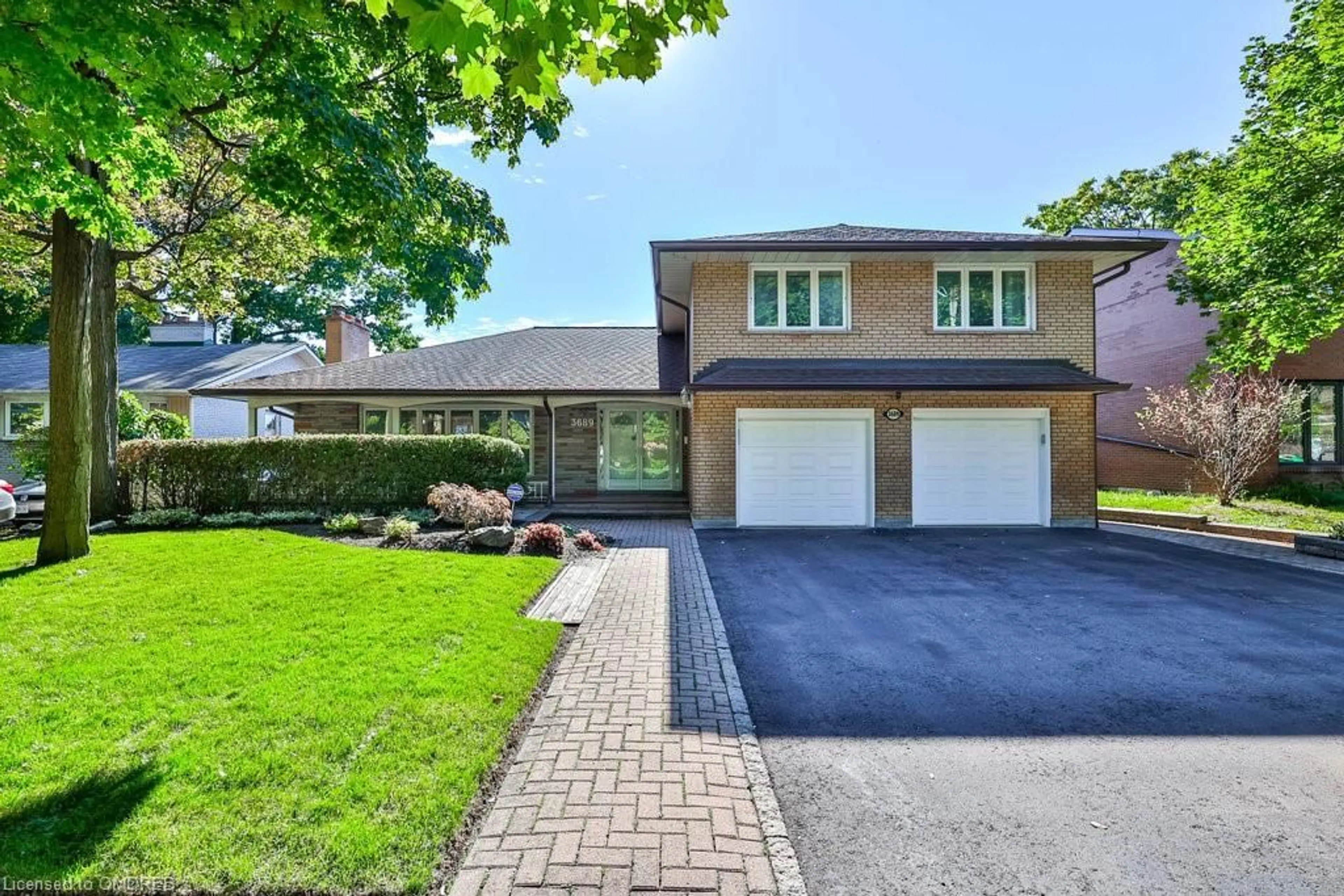 Home with brick exterior material for 3689 Beechollow Cres, Mississauga Ontario L4Y 3T3