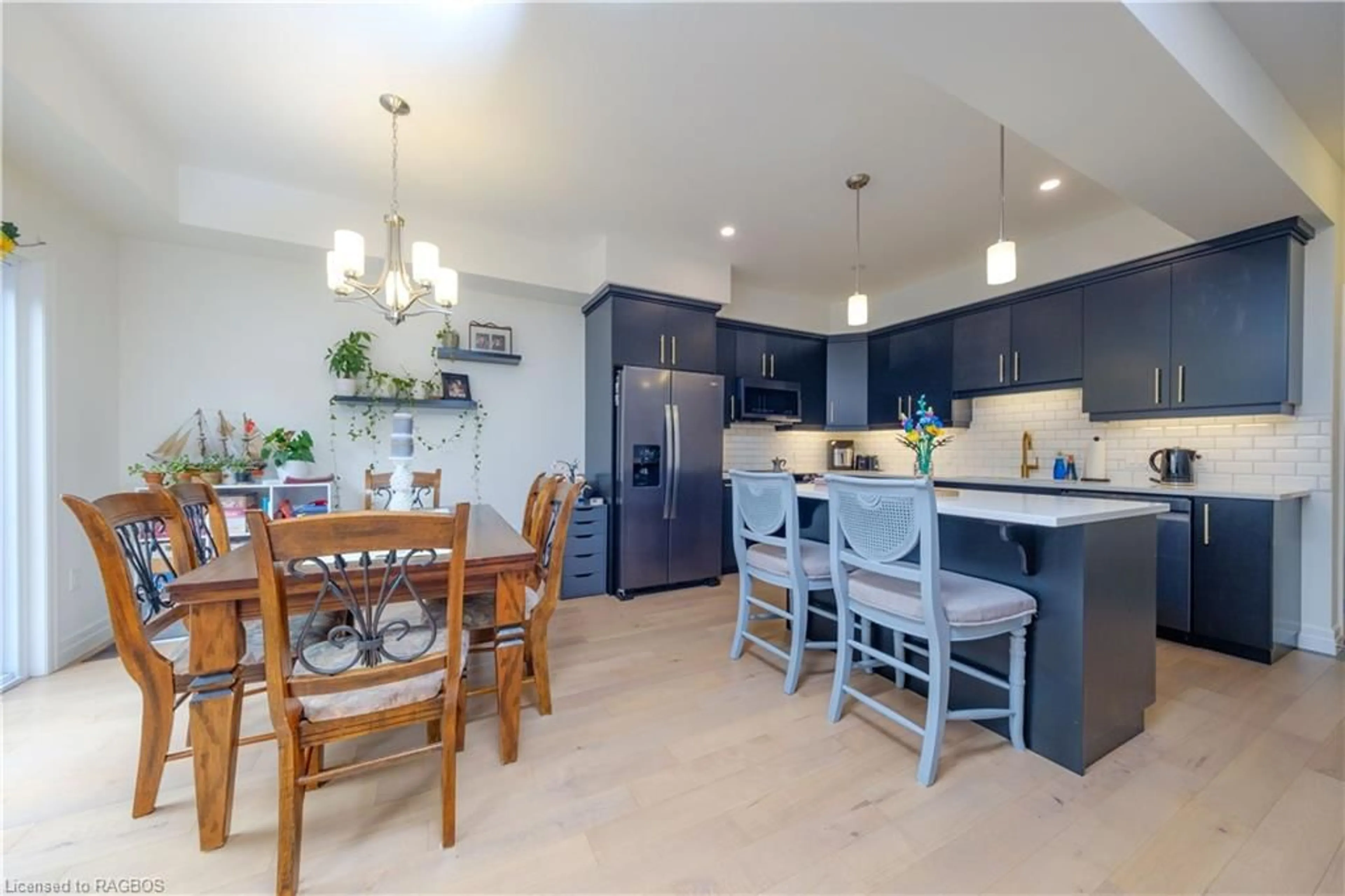 Open concept kitchen for 881 Princes St, Kincardine Ontario N2Z 1Y7