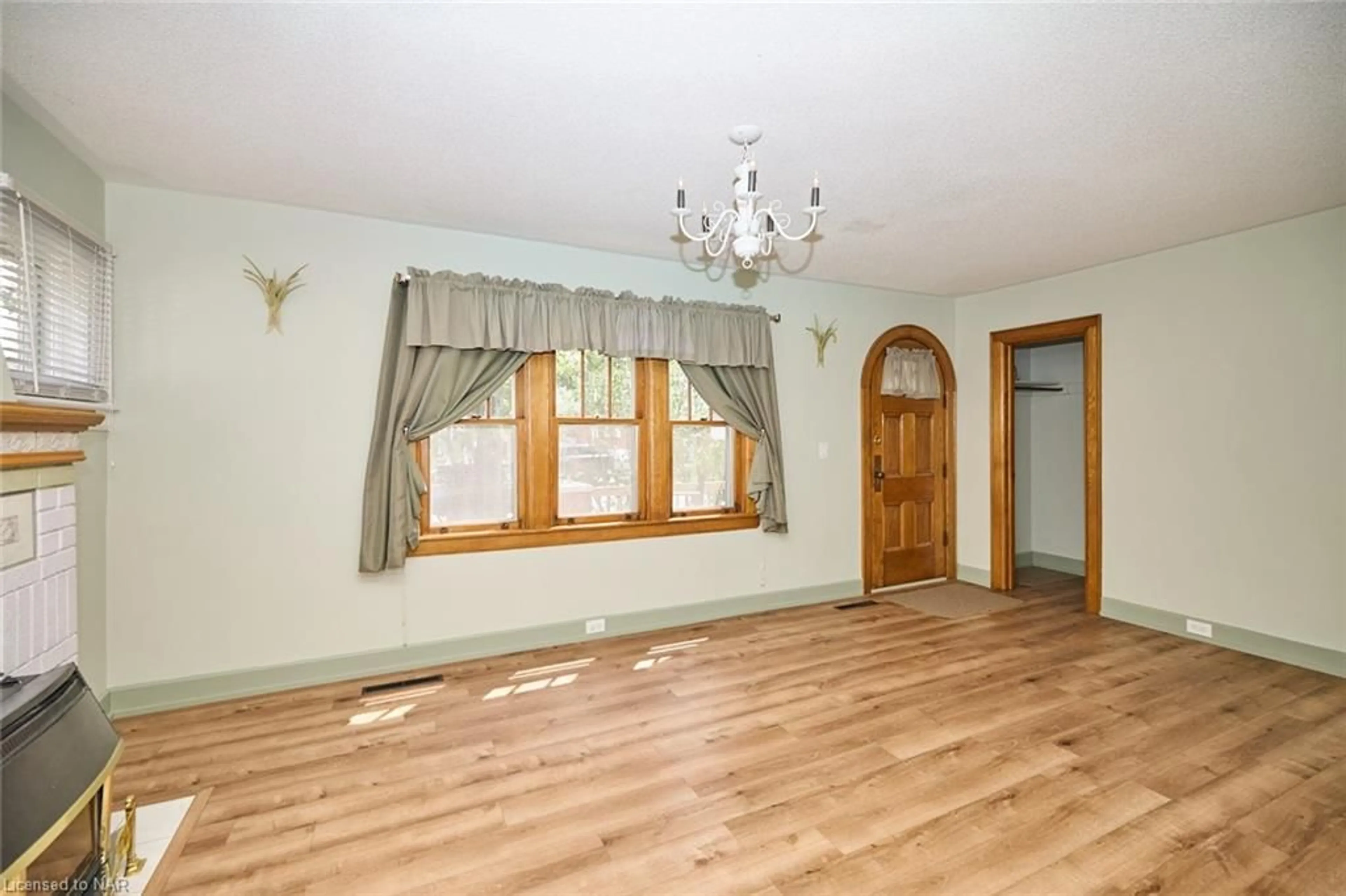 A pic of a room, wood floors for 50 Riceland Ave, Fort Erie Ontario L2A 1R3