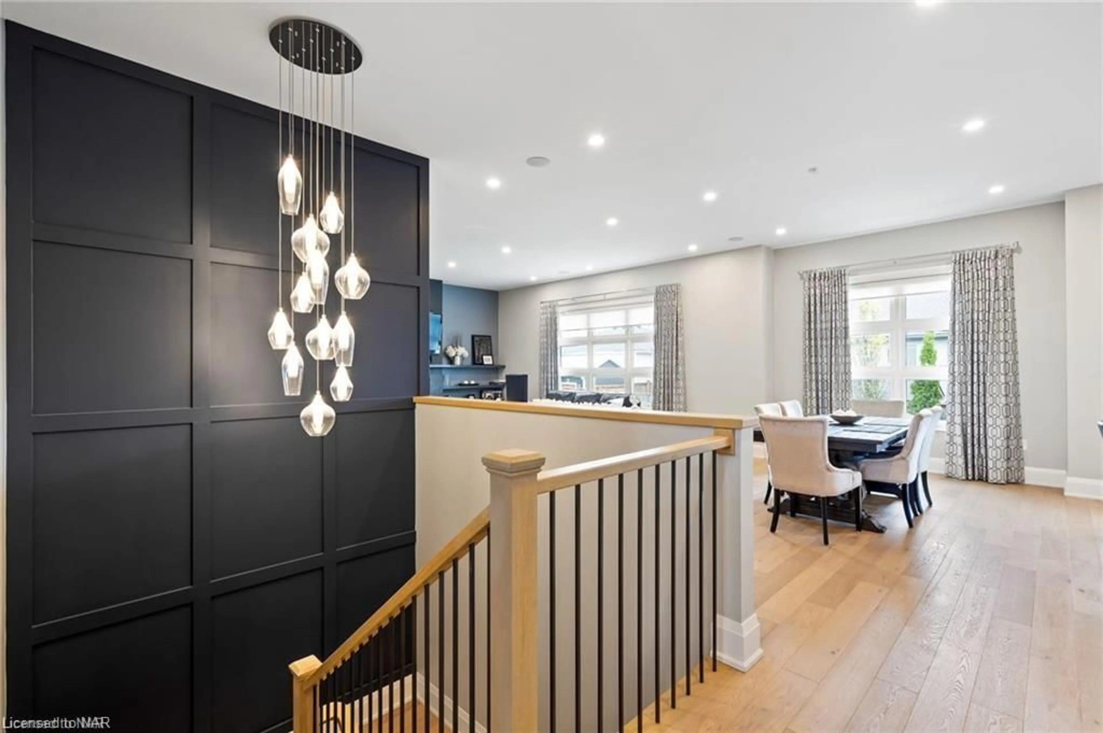 Indoor foyer, wood floors for 13 Francesco Cres, St. Catharines Ontario L2S 4C7