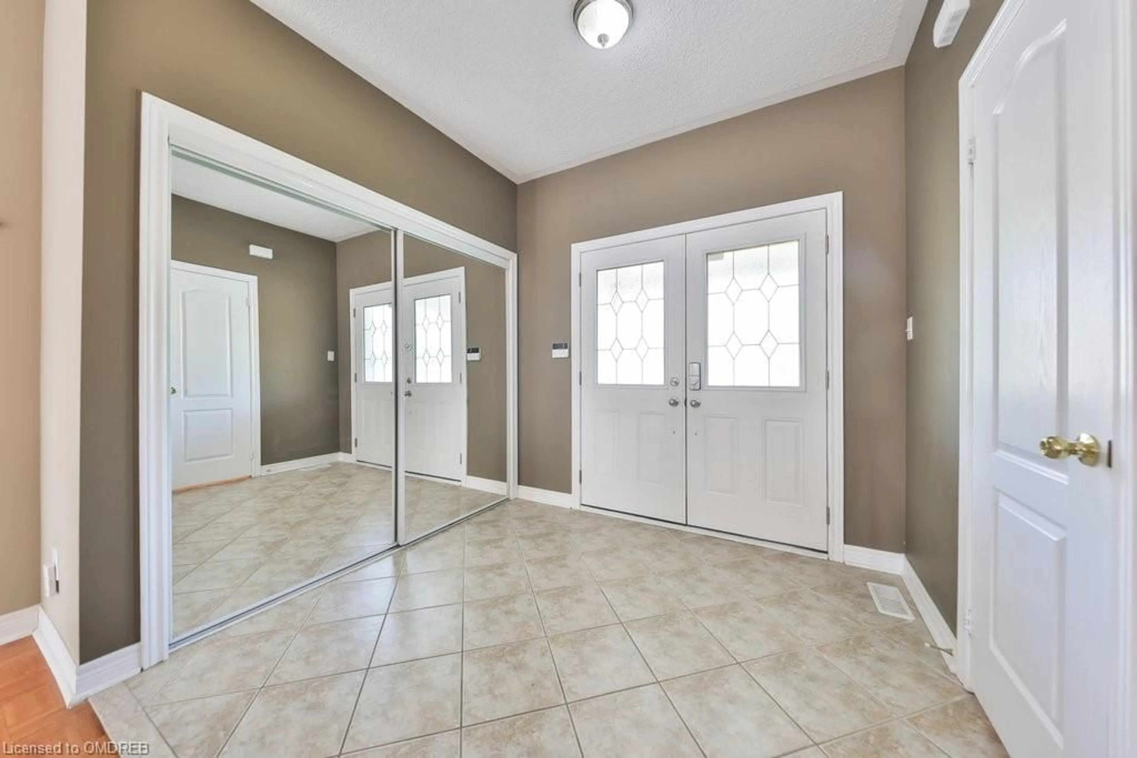 Indoor entryway, wood floors for 225 Andrews Trail, Milton Ontario L9T 6S7