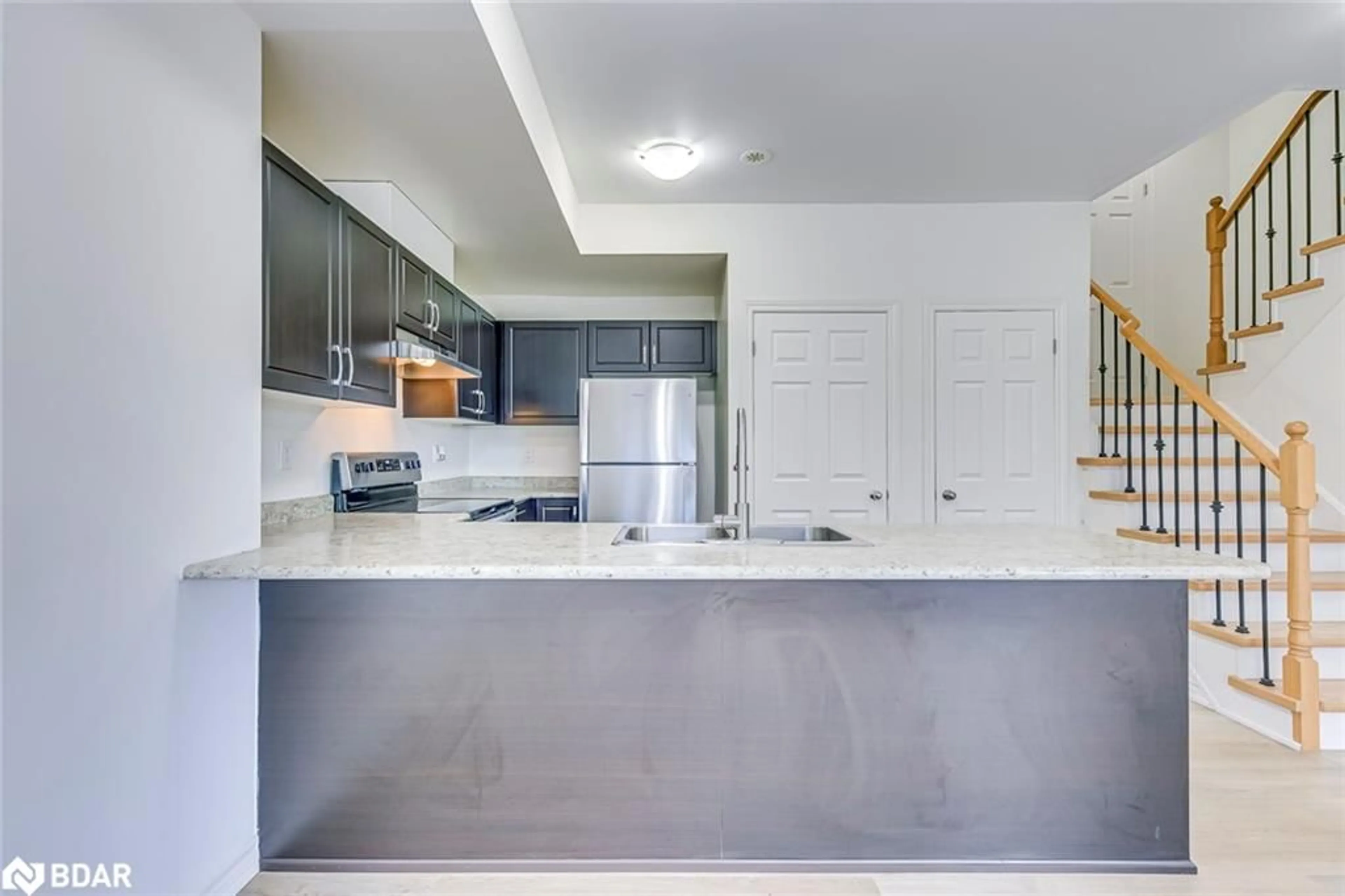 Standard kitchen for 2420 Baronwood Dr, Oakville Ontario L6M 0J7