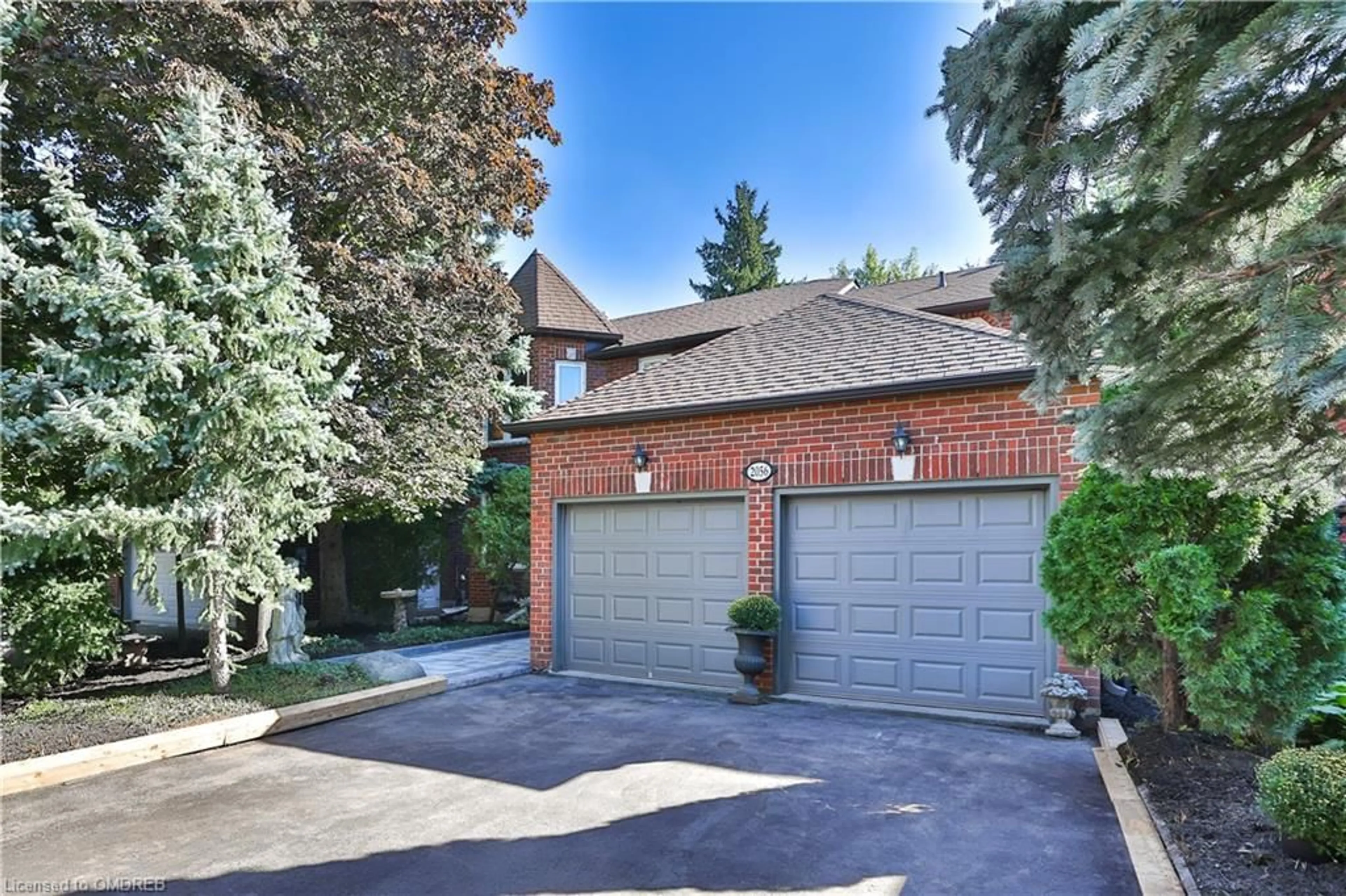 Home with brick exterior material for 2056 Markle Dr, Oakville Ontario L6H 3T3