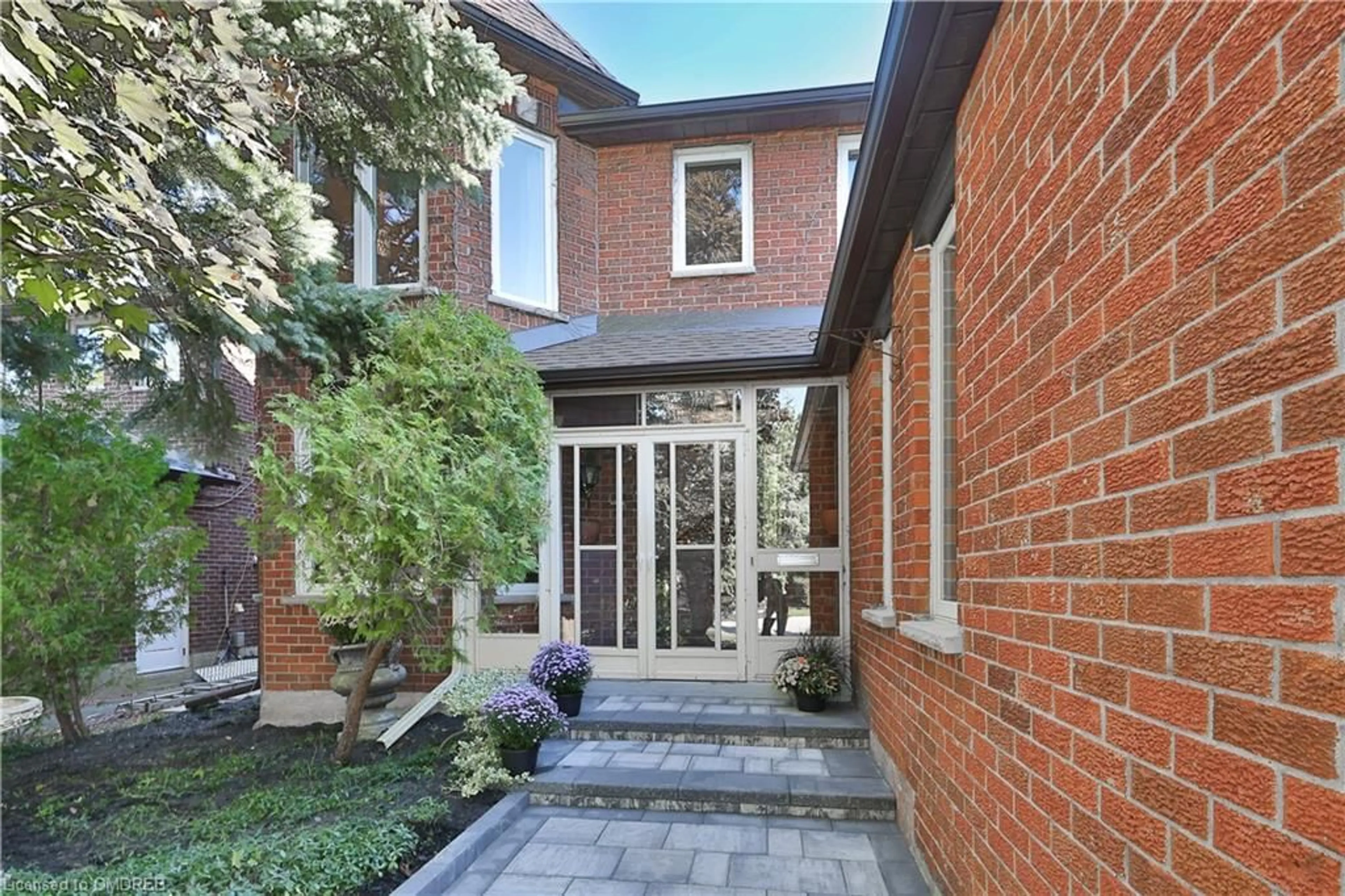 Home with brick exterior material for 2056 Markle Dr, Oakville Ontario L6H 3T3