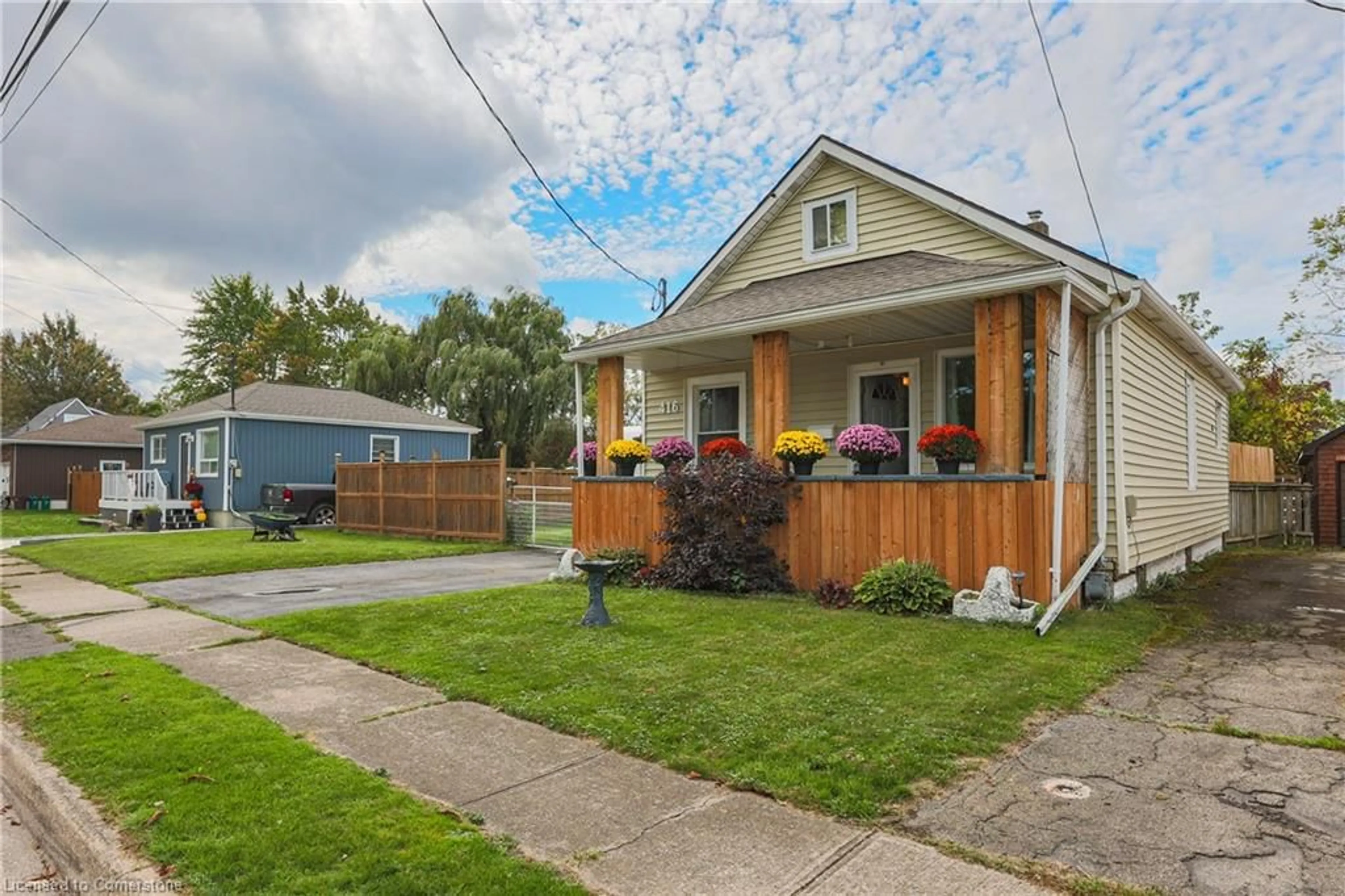 Frontside or backside of a home for 416 Deere St, Welland Ontario L3B 2L8