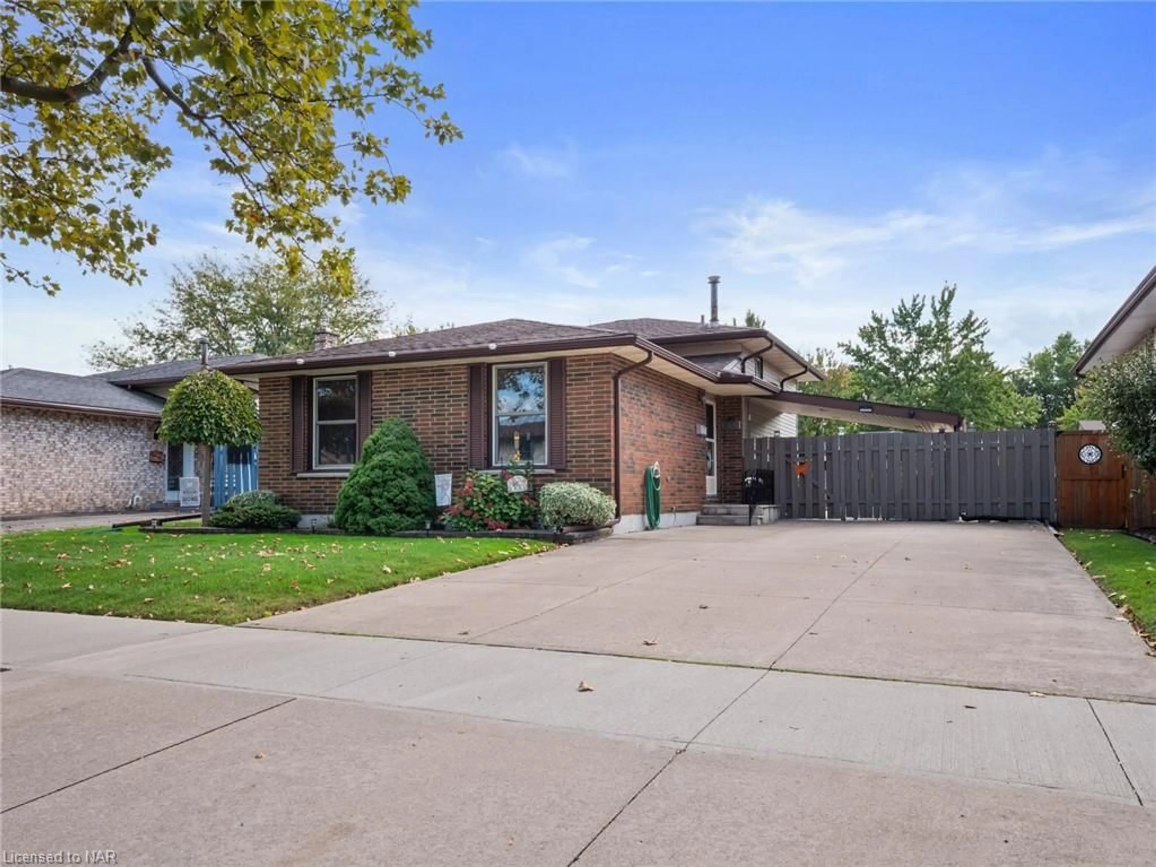 Frontside or backside of a home, the street view for 7076 Jill Dr, Niagara Falls Ontario L2G 7C8