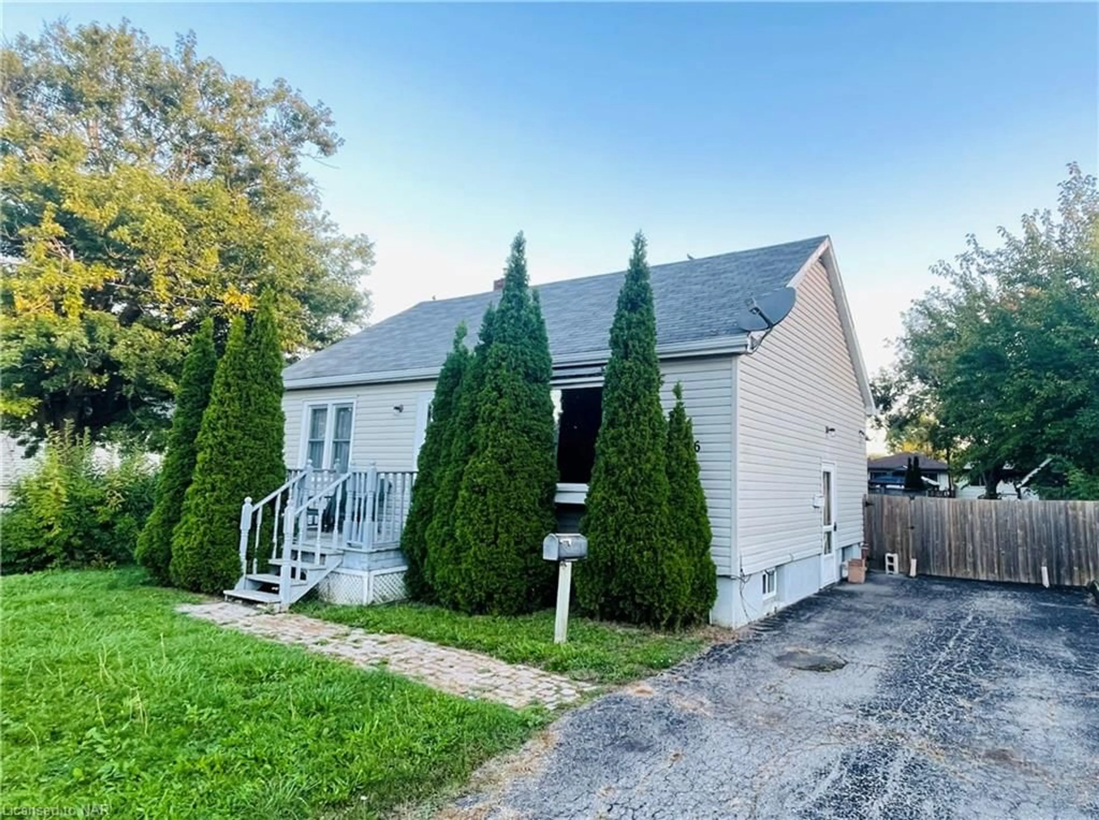 Frontside or backside of a home, cottage for 36 Kinsey St, St. Catharines Ontario L2S 1E1