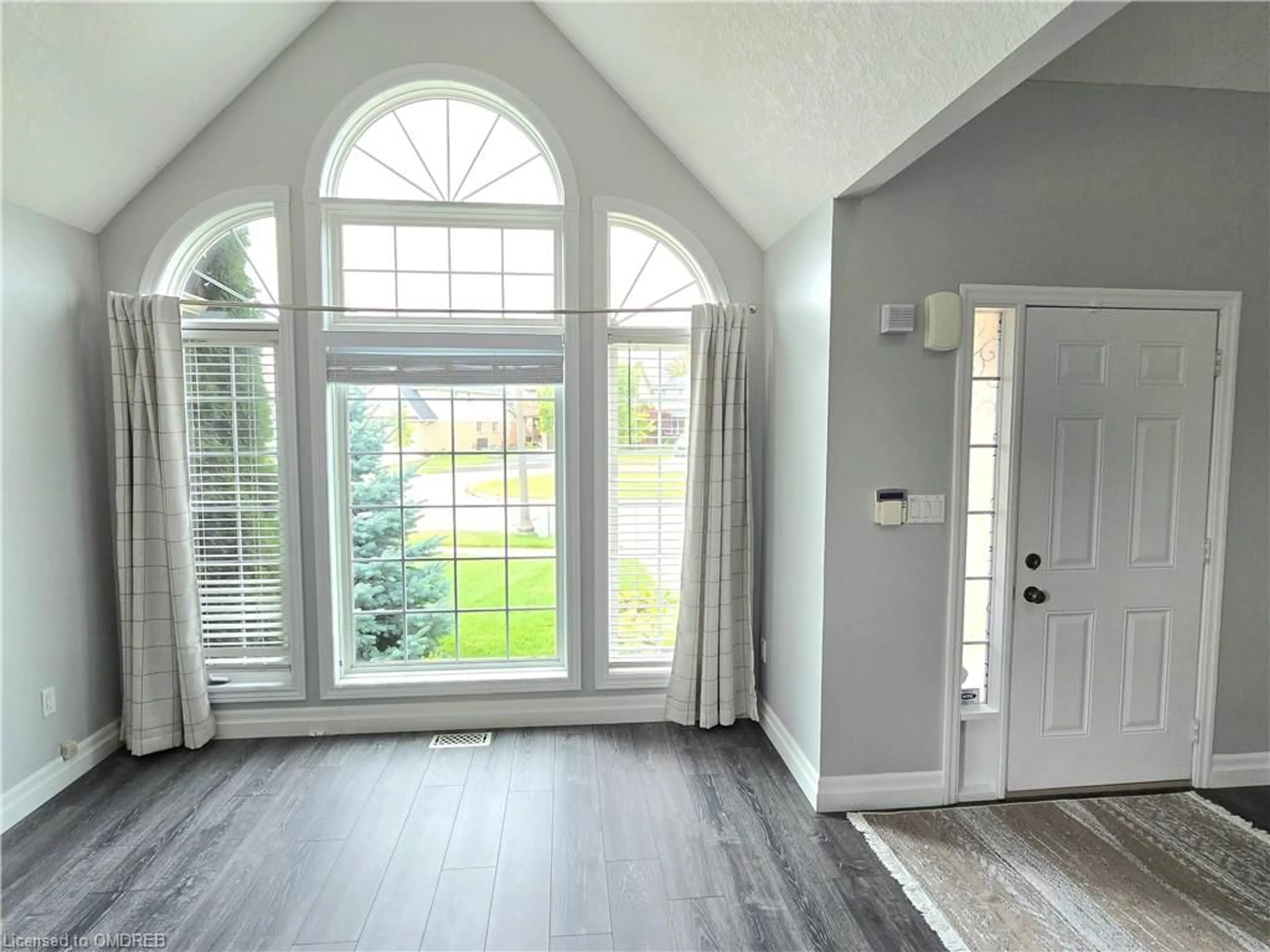 Indoor entryway, wood floors for 520 Pine Hollow Crt, Kitchener Ontario N2R 1T3