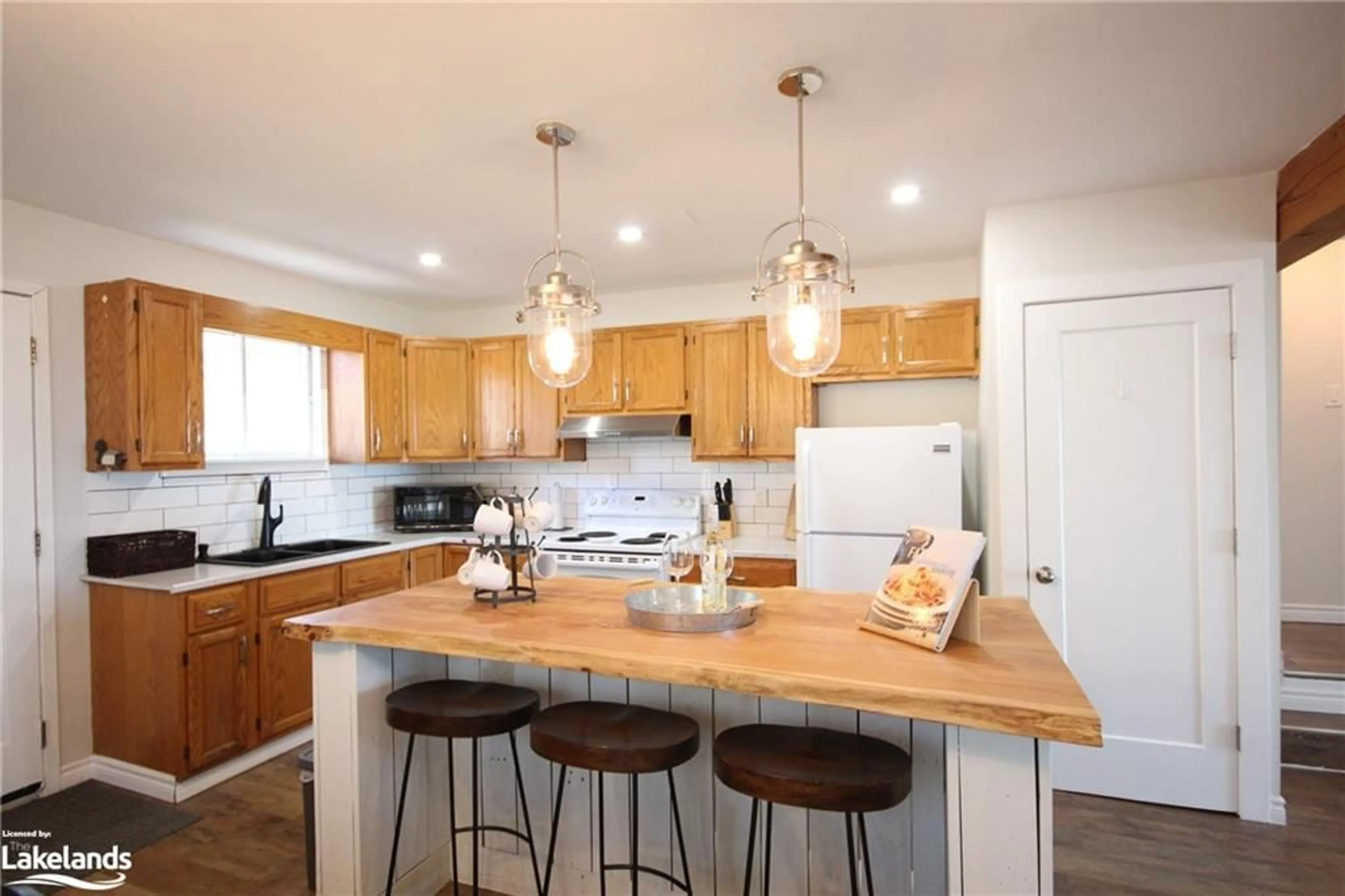 Open concept kitchen for 51 Grandview Rd, Tay Ontario L0K 1R0