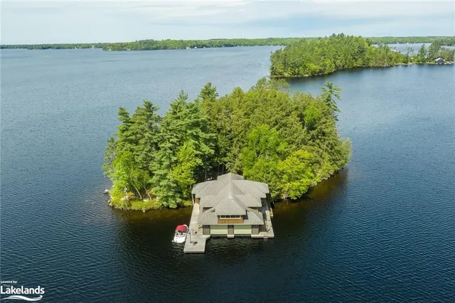 0 M  (Mossy Rock) Island, Port Carling 4