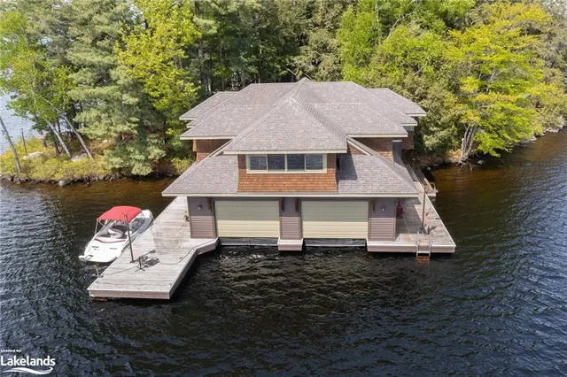 0 M  (Mossy Rock) Island, Port Carling 5