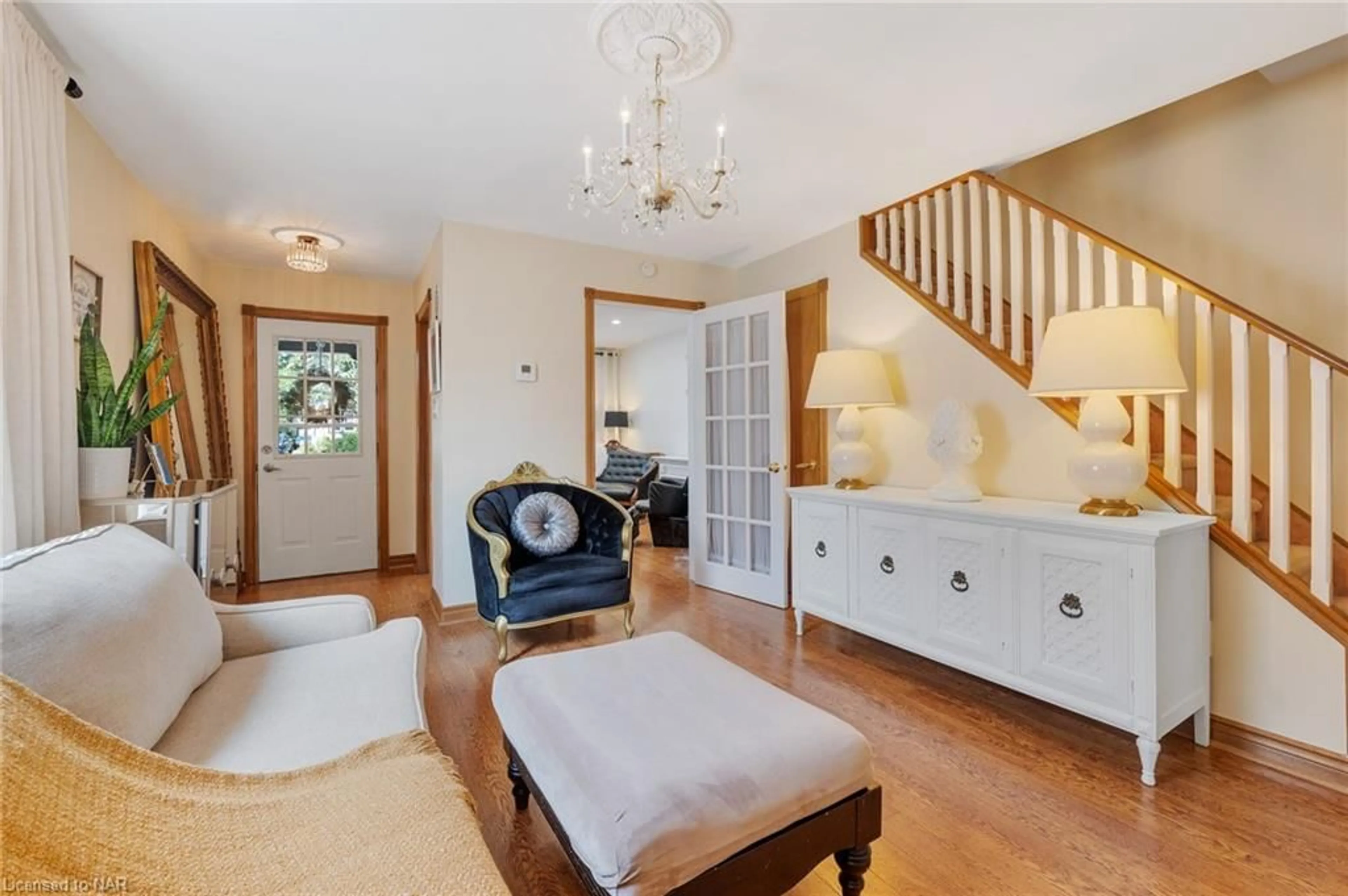 Indoor entryway, wood floors for 312 Clarence St, Port Colborne Ontario L3K 3G8
