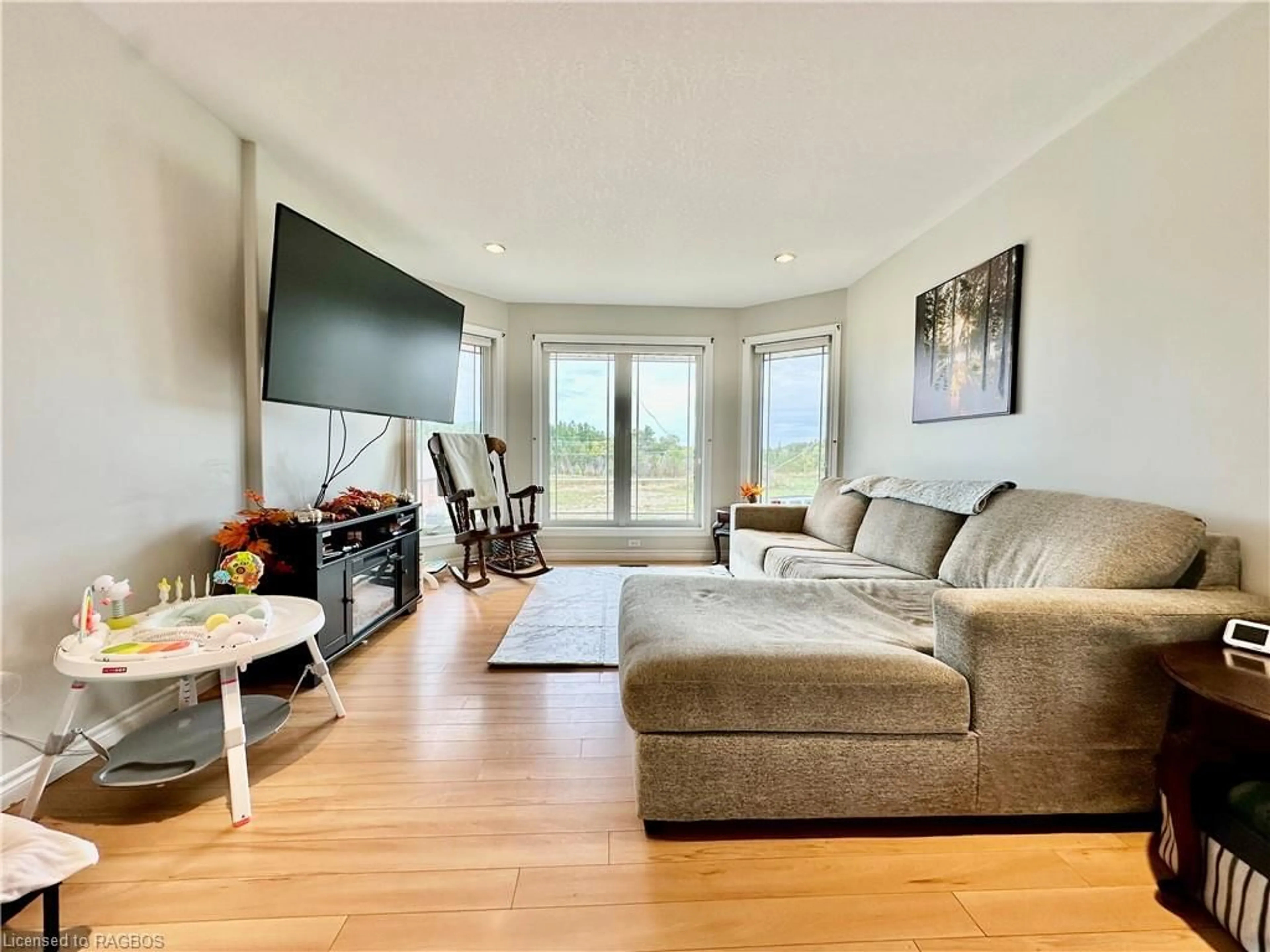 Living room, wood floors for 676 23rd Ave, Hanover Ontario N4N 3X4