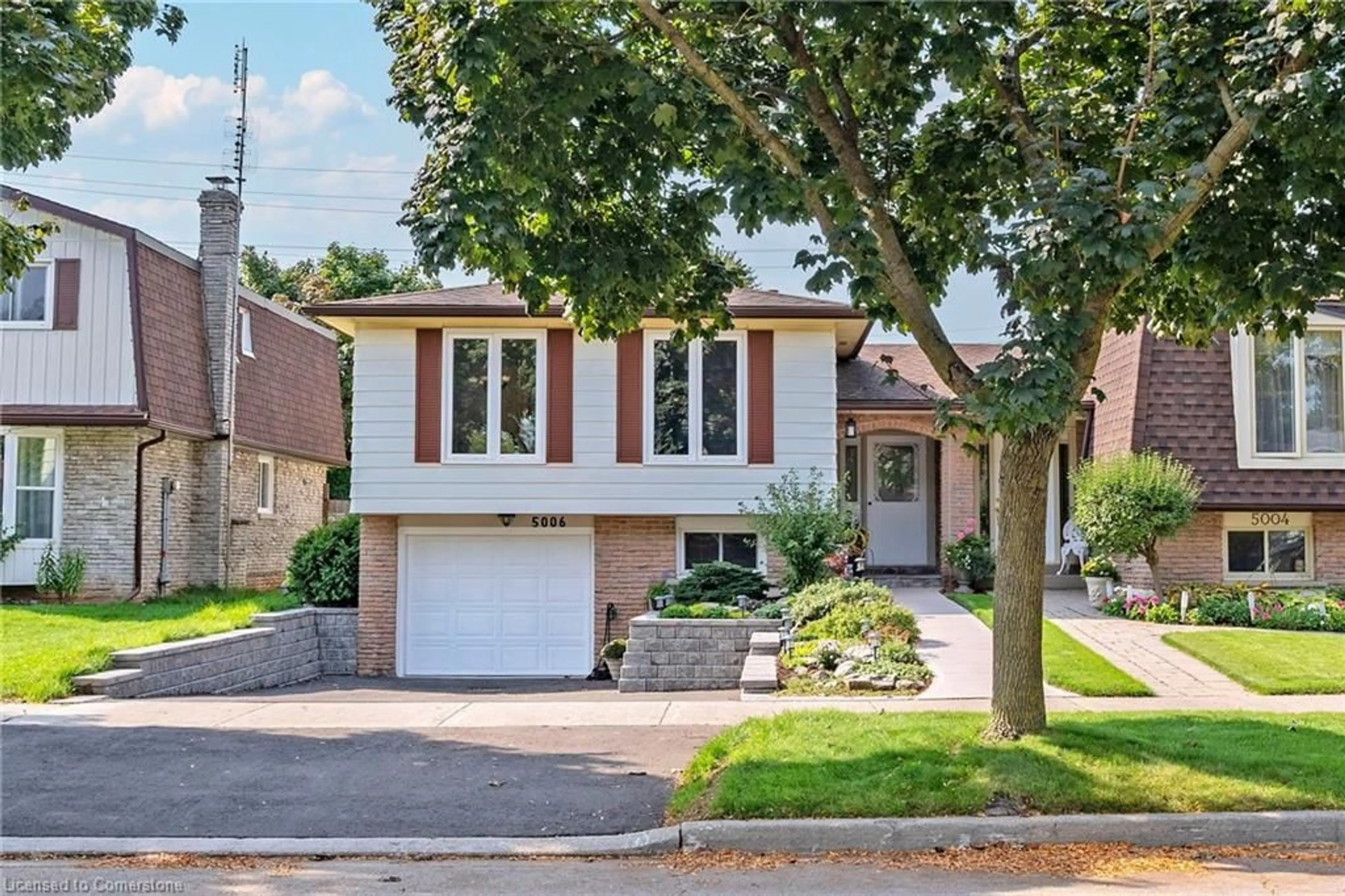 Home with brick exterior material for 5006 Brady Ave, Burlington Ontario L7L 3X6