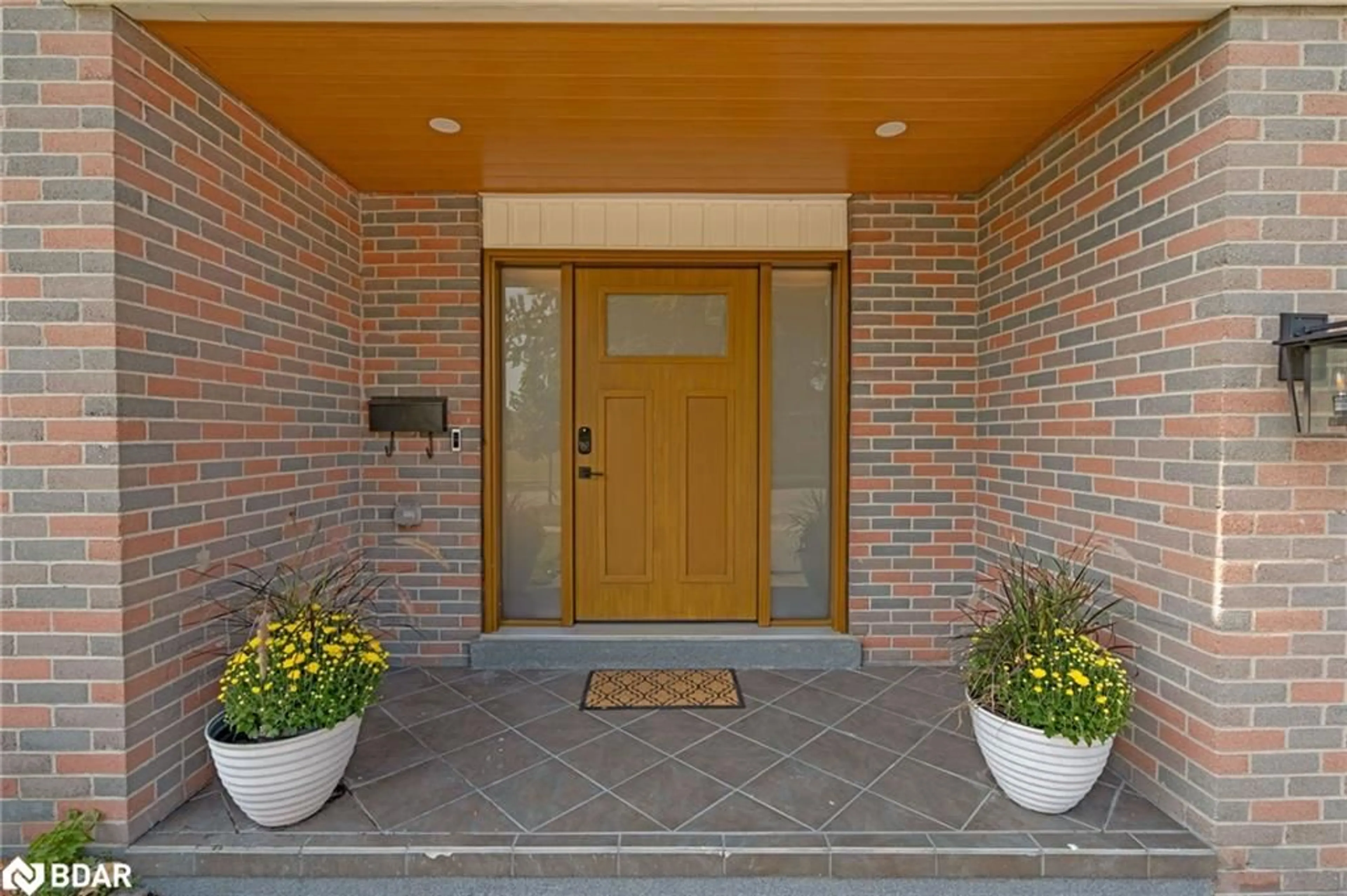 Indoor entryway, ceramic floors for 254 Cook St, Barrie Ontario L4M 4H6