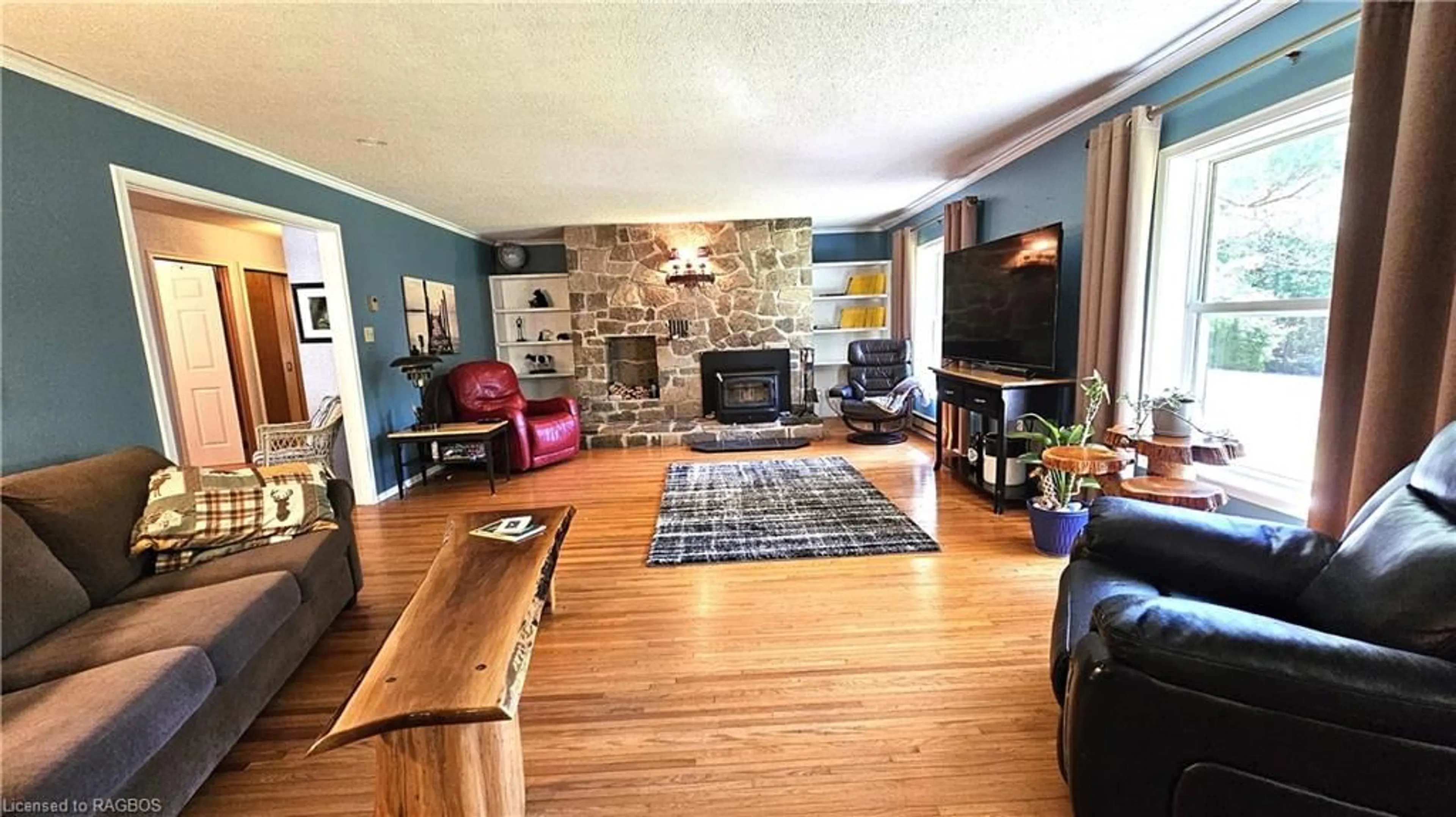 Living room, wood floors for 328 Dyer's Bay Rd, Miller Lake Ontario N0H 1Z0