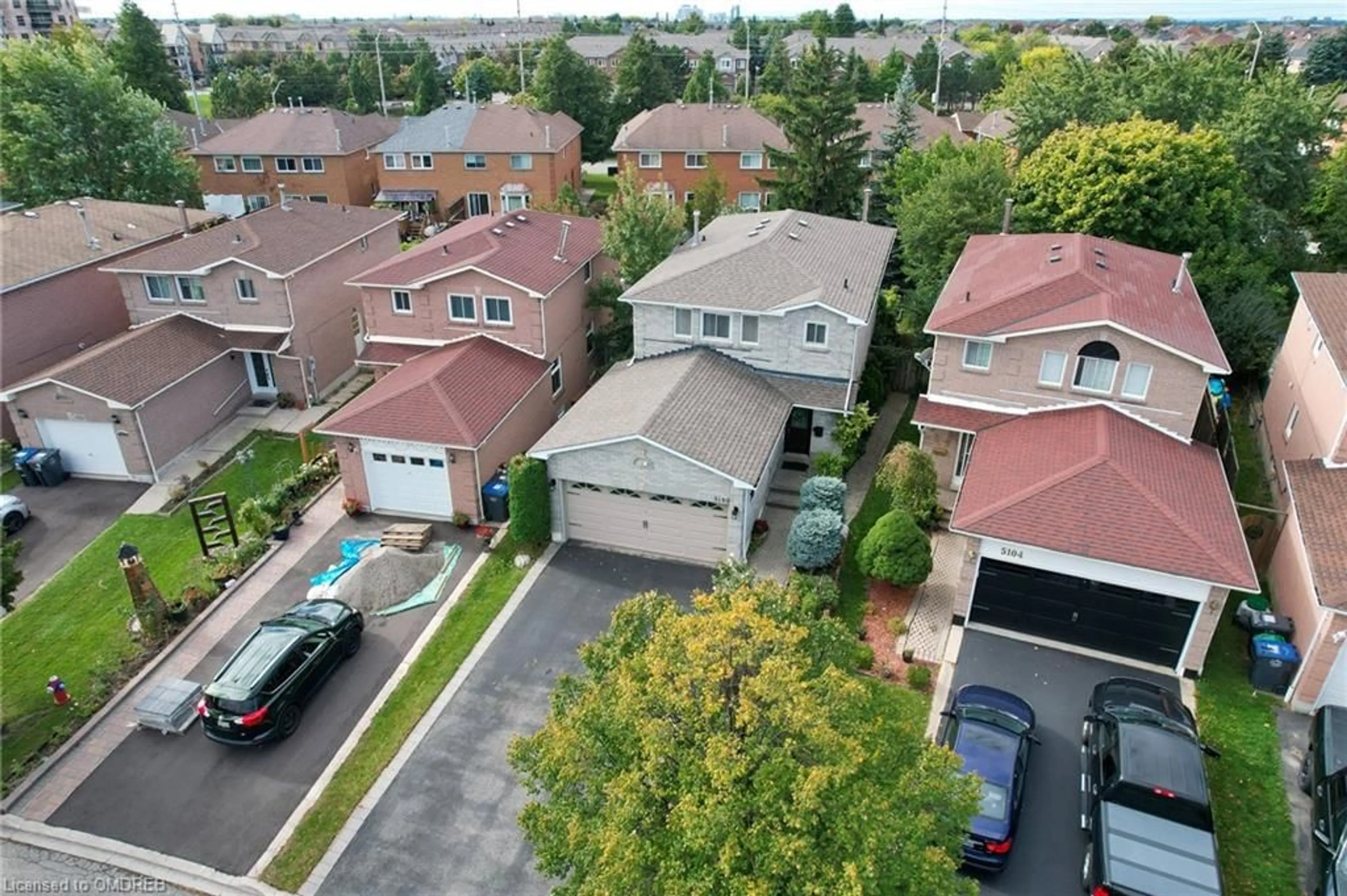 A pic from exterior of the house or condo, the street view for 5100 Sunray Dr, Mississauga Ontario L5R 2V2