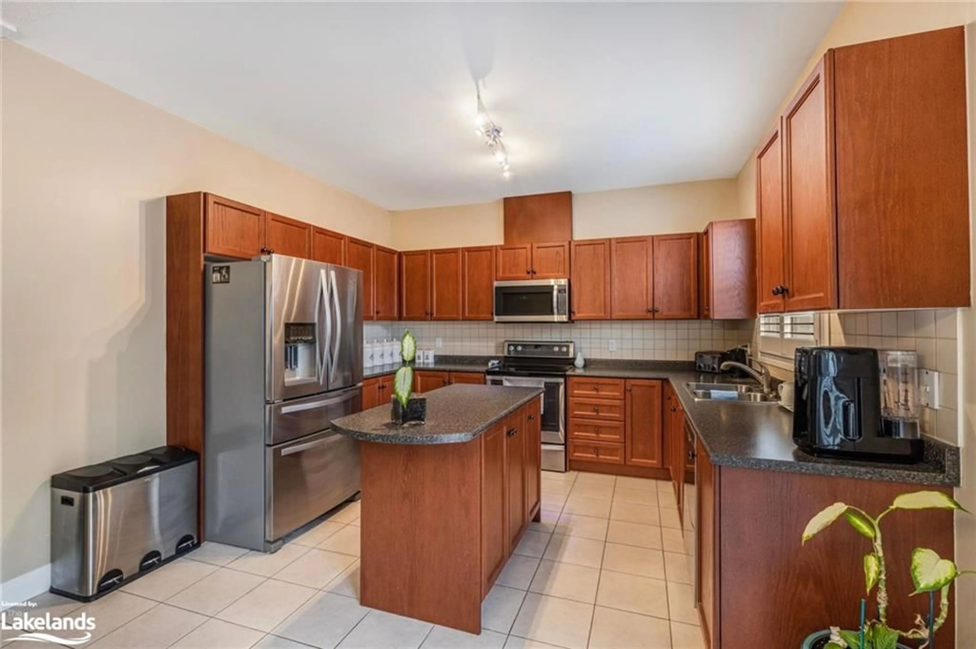 Standard kitchen, wood floors for 174 White Sands Way, Wasaga Beach Ontario L9Z 0C8