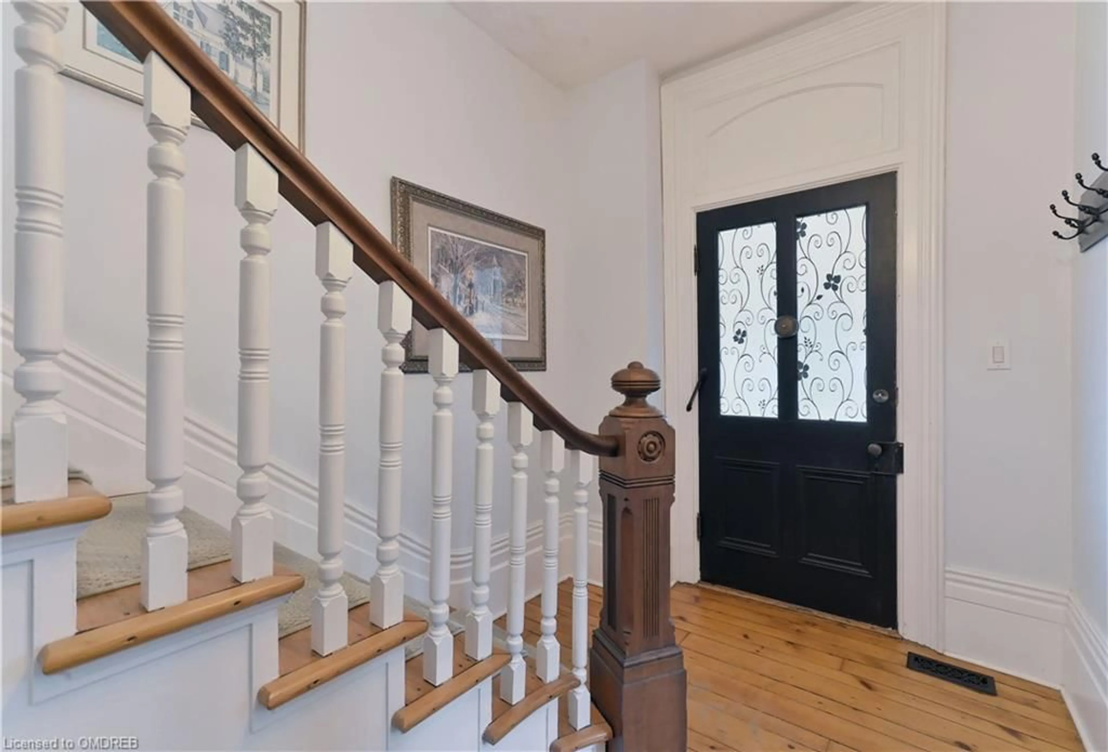 Indoor entryway, wood floors for 40 Centre St, Alliston Ontario L9R 1G8