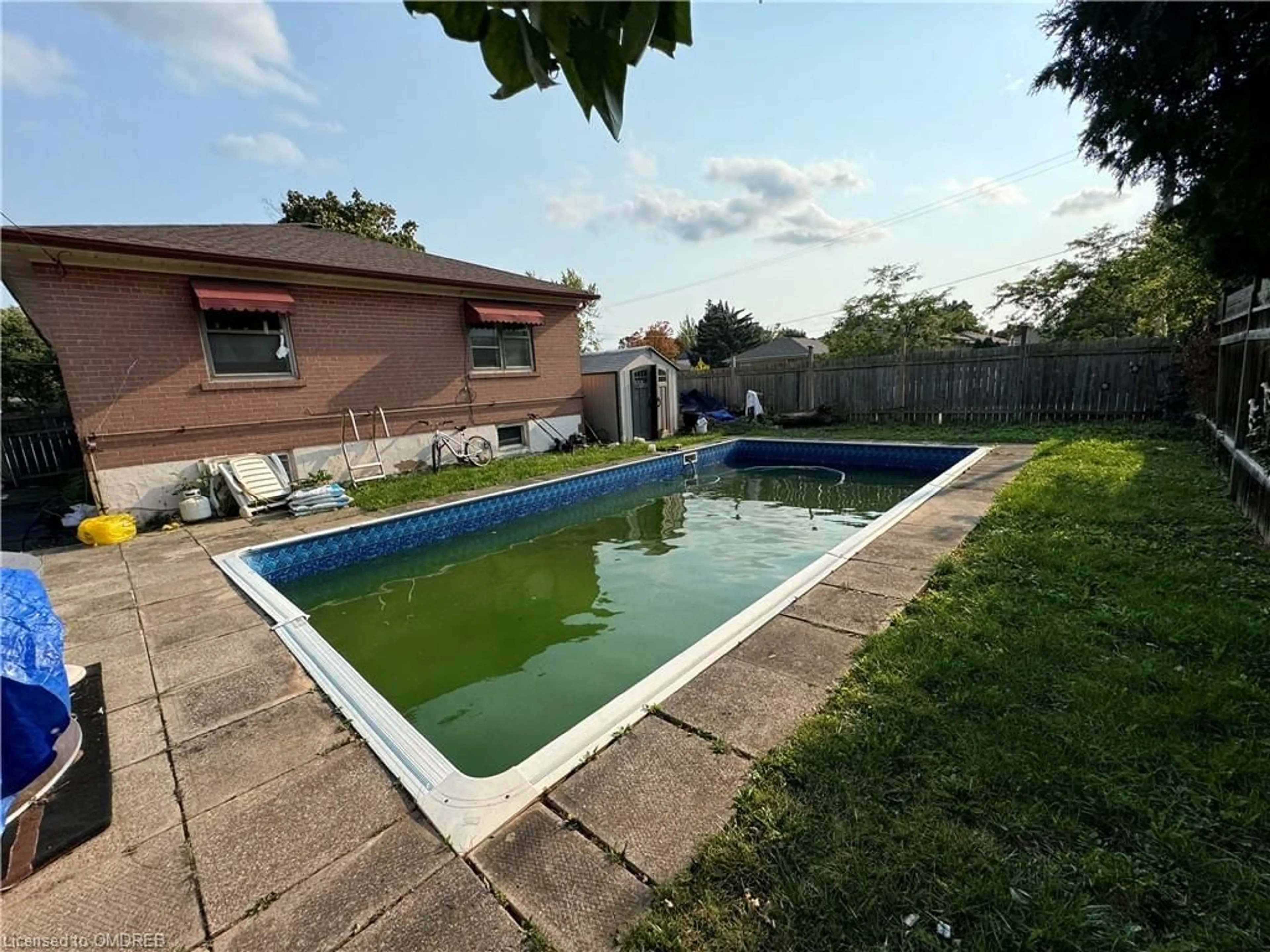 Indoor or outdoor pool for 2055 Bridge Rd, Oakville Ontario L6L 2E5