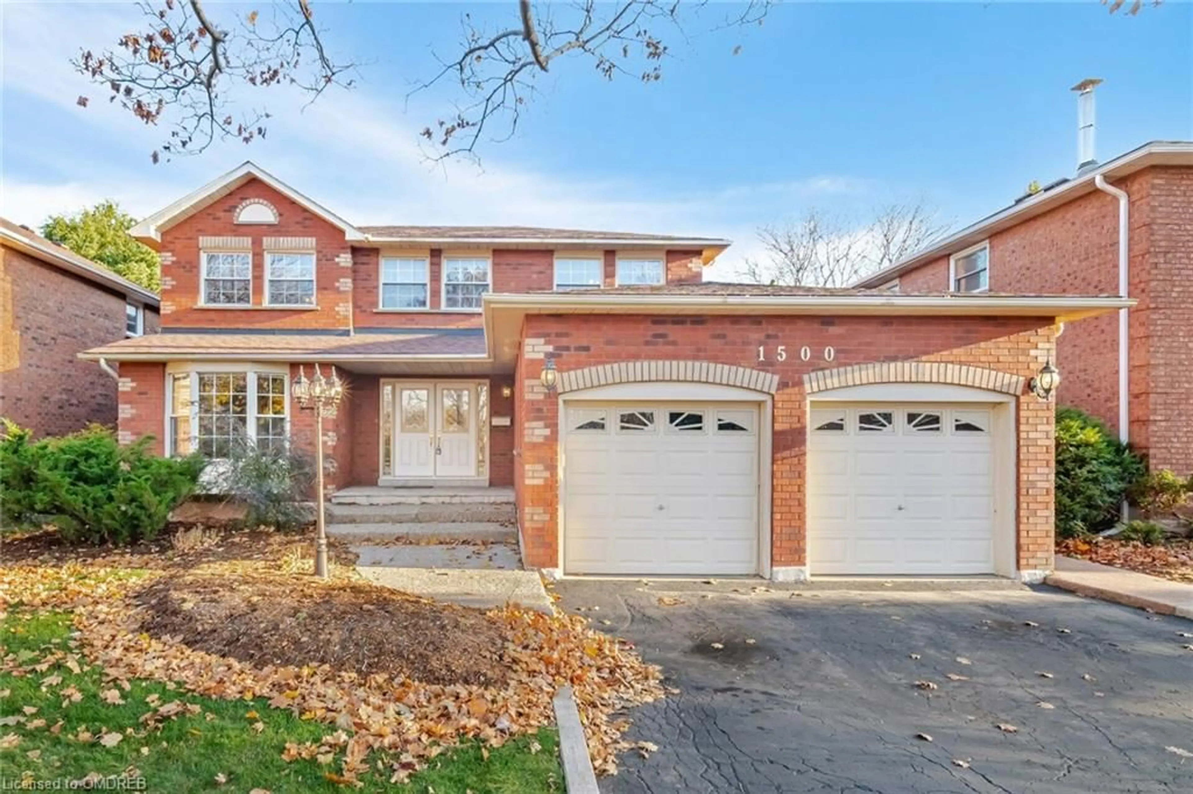 Home with brick exterior material for 1500 Greenridge Cir, Oakville Ontario L6M 2J5