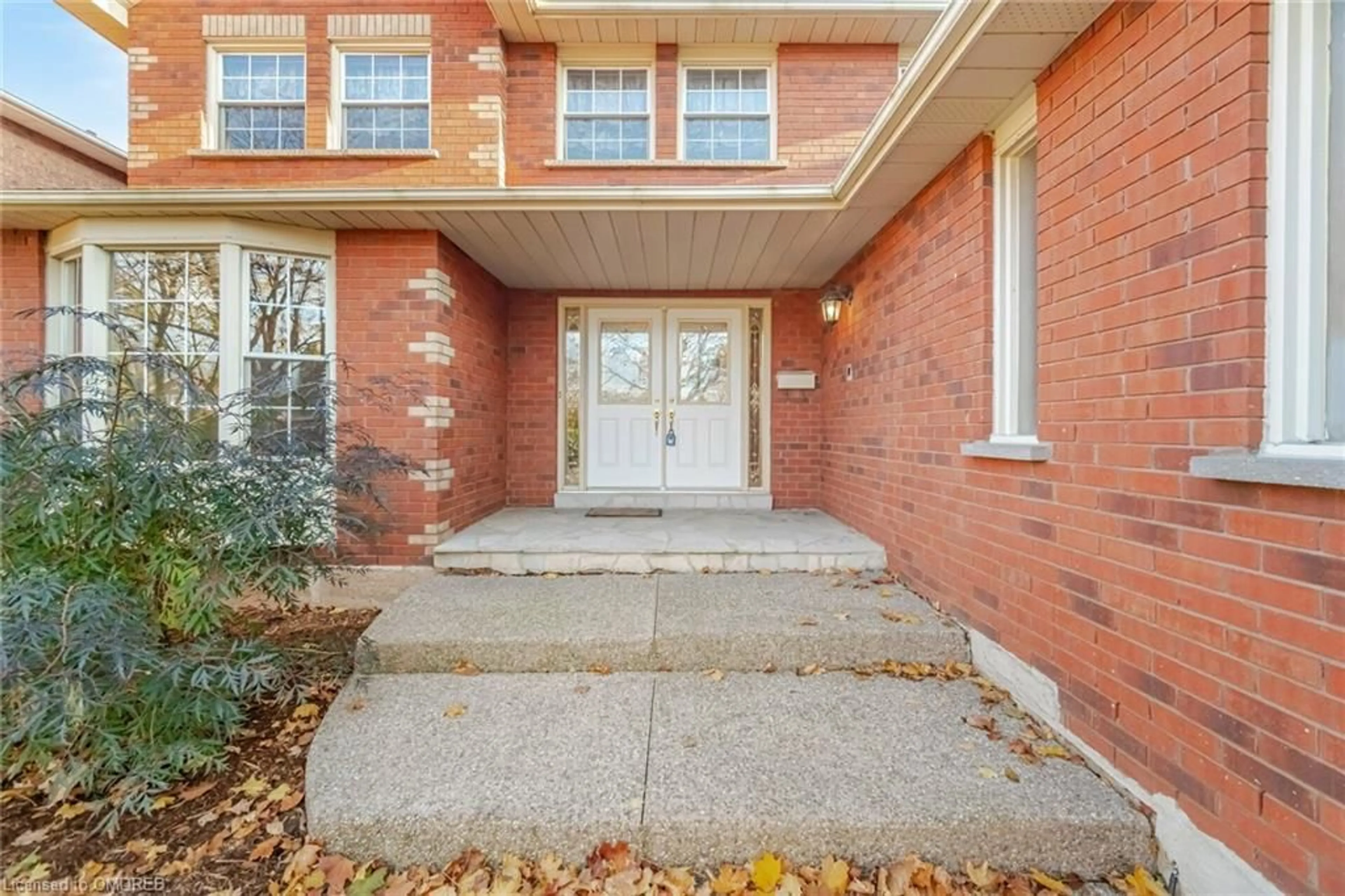 Indoor entryway, carpet floors for 1500 Greenridge Cir, Oakville Ontario L6M 2J5