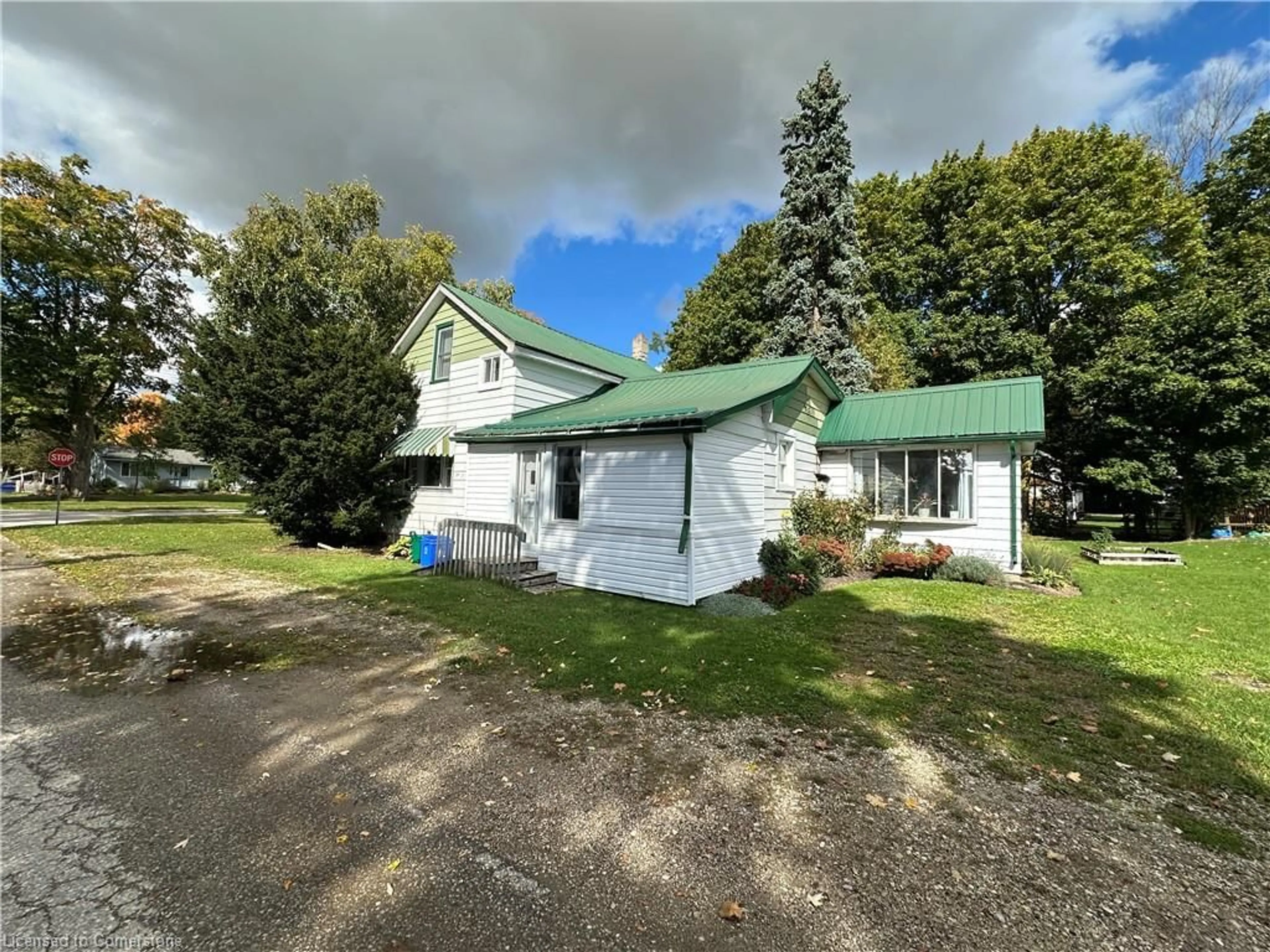 Frontside or backside of a home, cottage for 570 Lowe St, Palmerston Ontario N0G 2P0