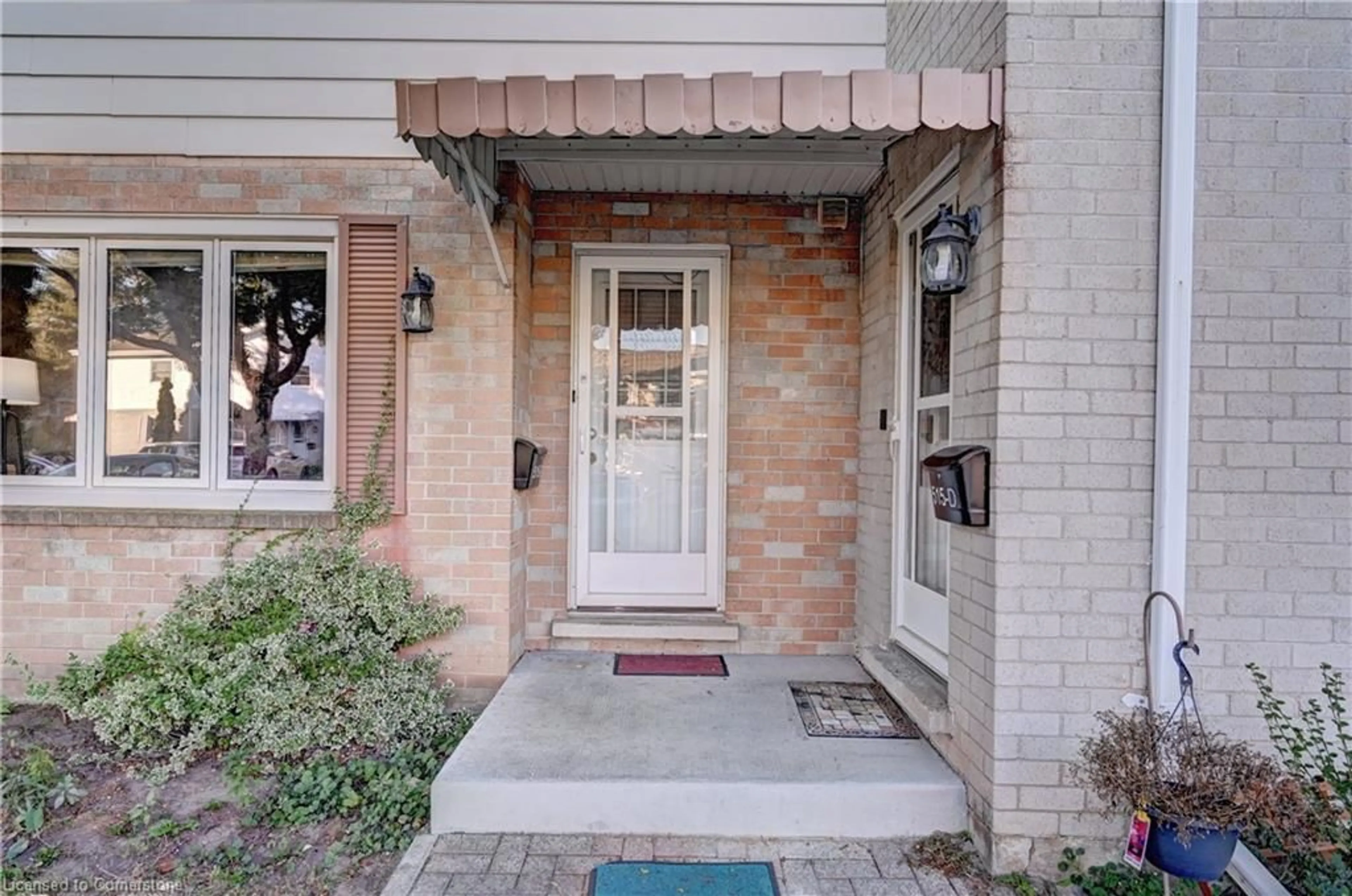 Indoor entryway, ceramic floors for 515 Weber St #40, Waterloo Ontario N2L 4G1