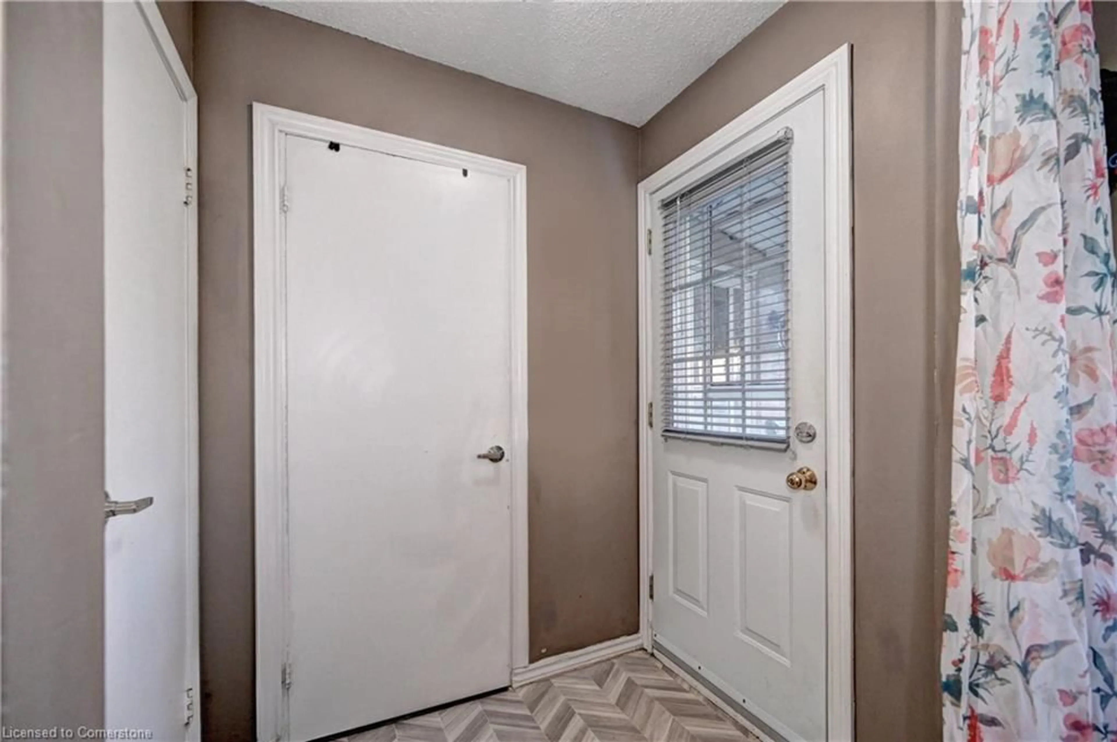 Indoor entryway, unknown floor for 515 Weber St #40, Waterloo Ontario N2L 4G1