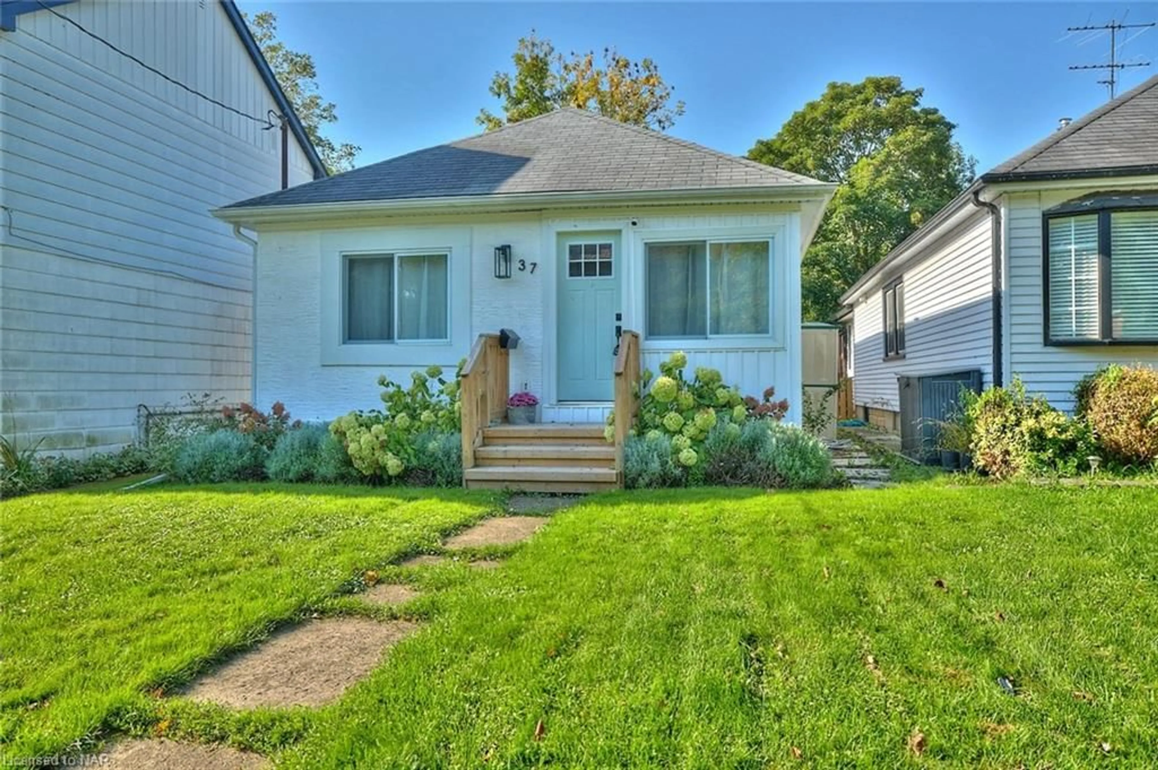 Frontside or backside of a home, cottage for 37 Lock St, St. Catharines Ontario L2N 5B8