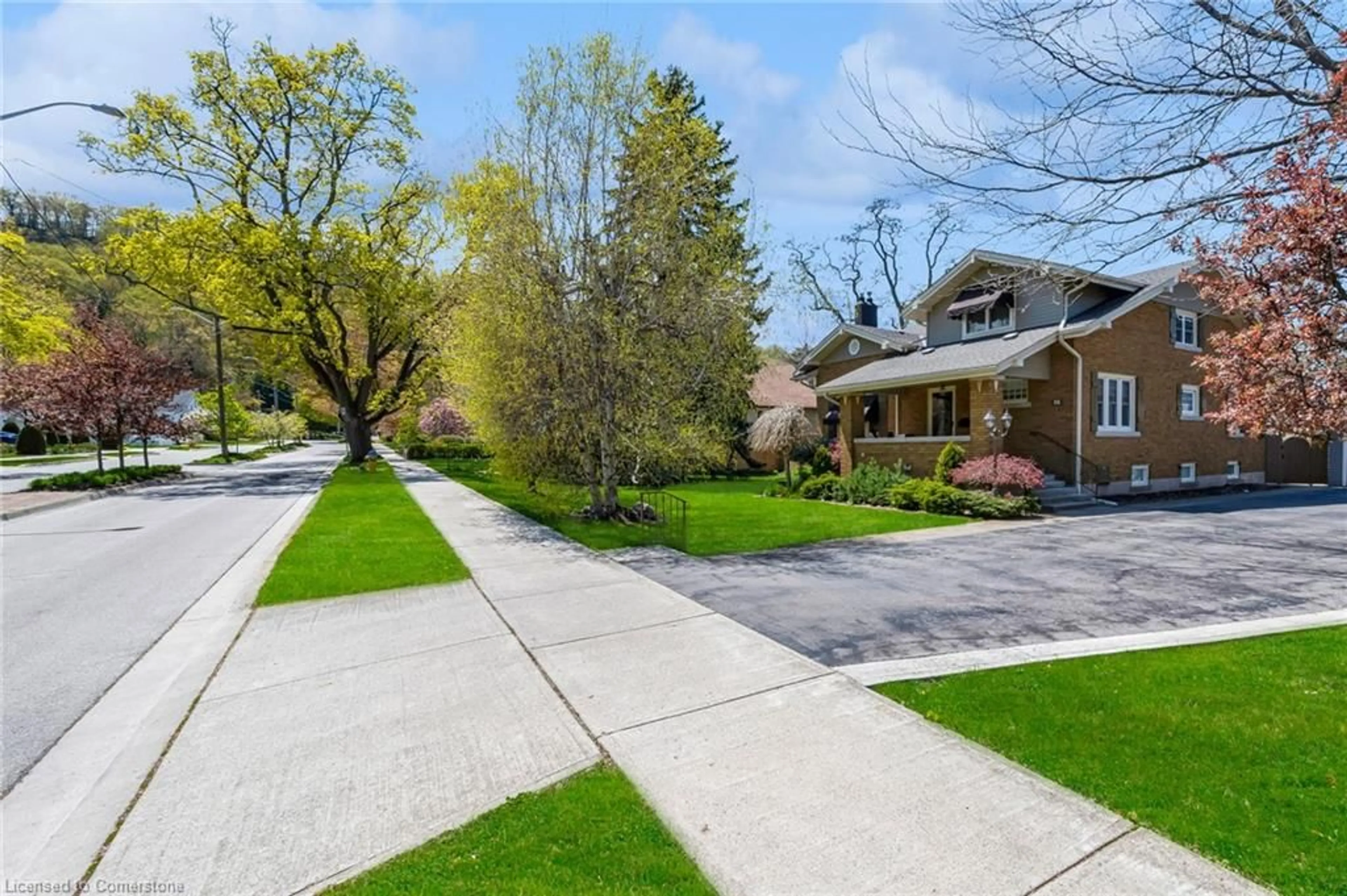 Frontside or backside of a home, the street view for 16 Nelles Blvd, Grimsby Ontario L3M 3R1