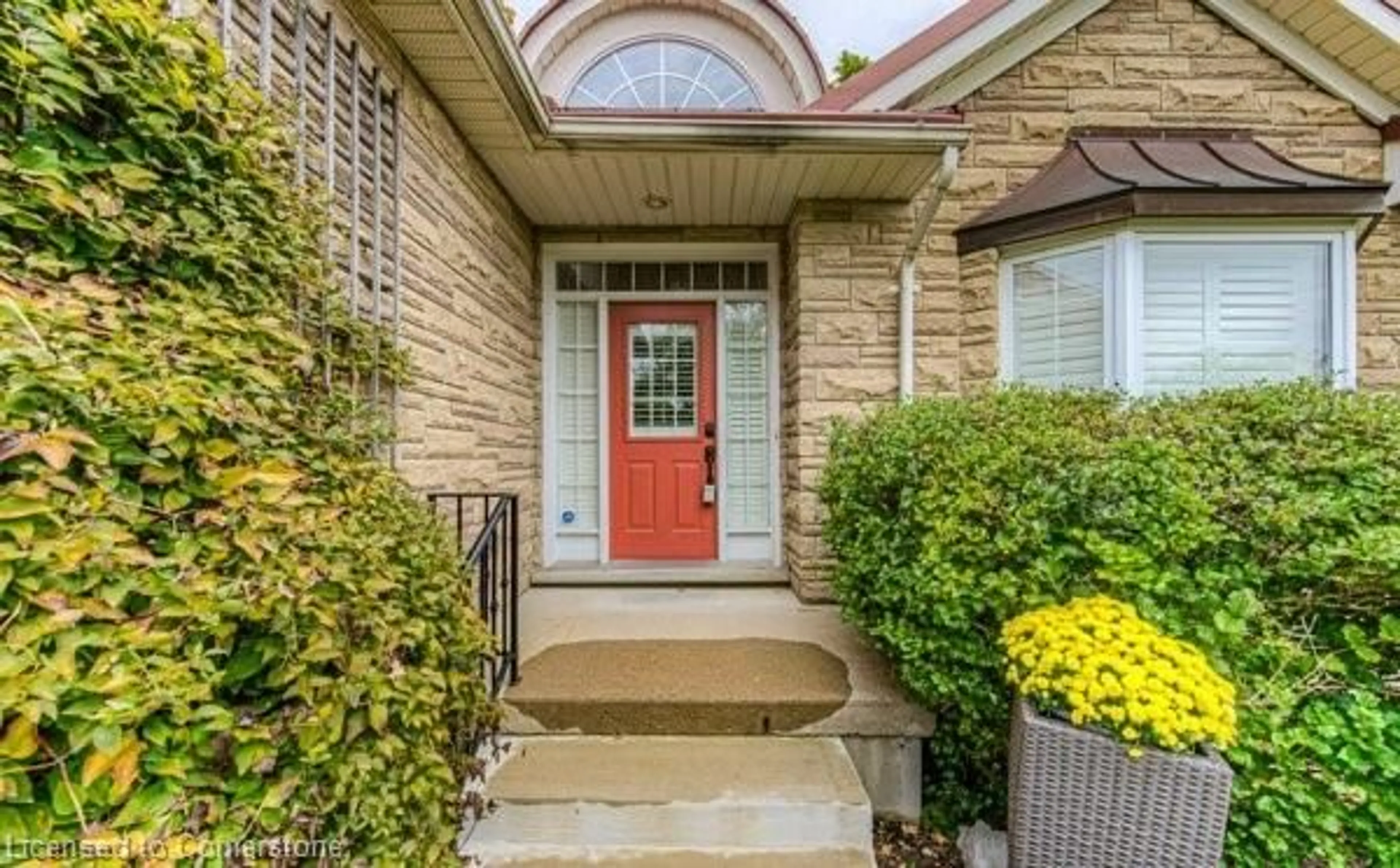 Indoor entryway, carpet floors for 532 Birchleaf Walk, Waterloo Ontario N2T 2W5