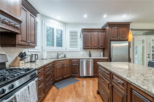 Additional property image - 12 Cowper Crt