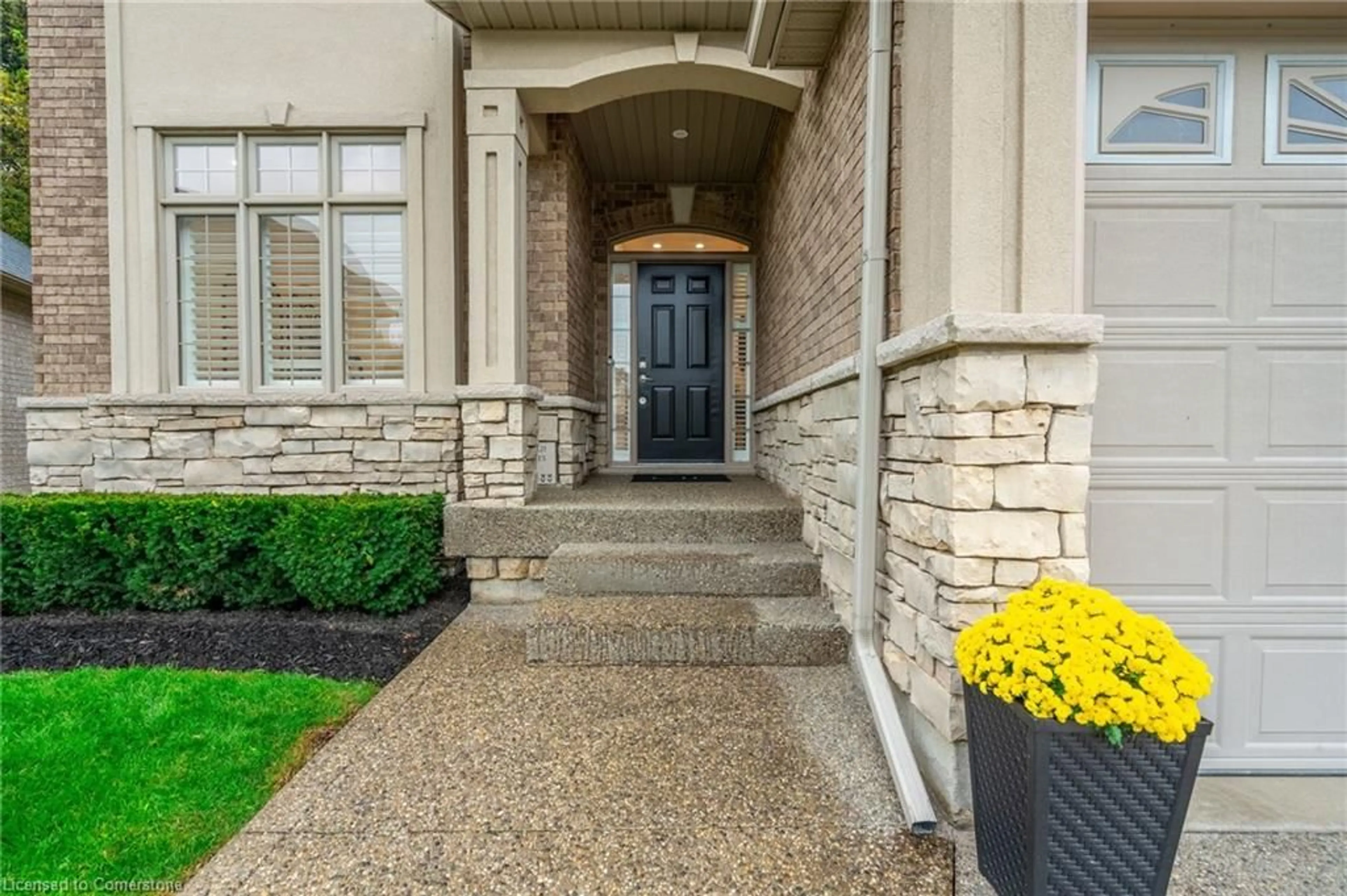 Indoor entryway, carpet floors for 12 Cowper Crt, Dundas Ontario L9H 7T3