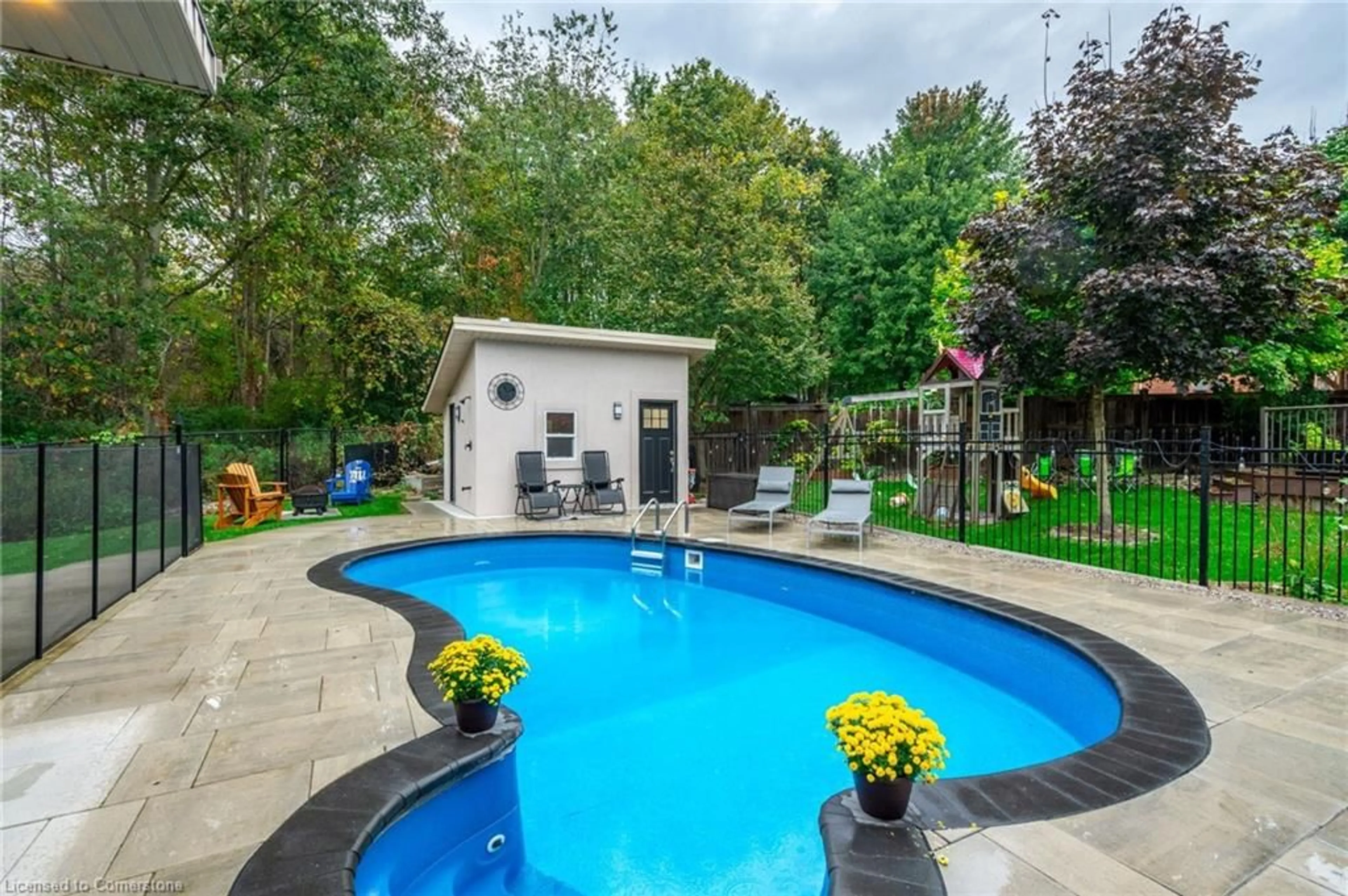 Indoor or outdoor pool for 12 Cowper Crt, Dundas Ontario L9H 7T3