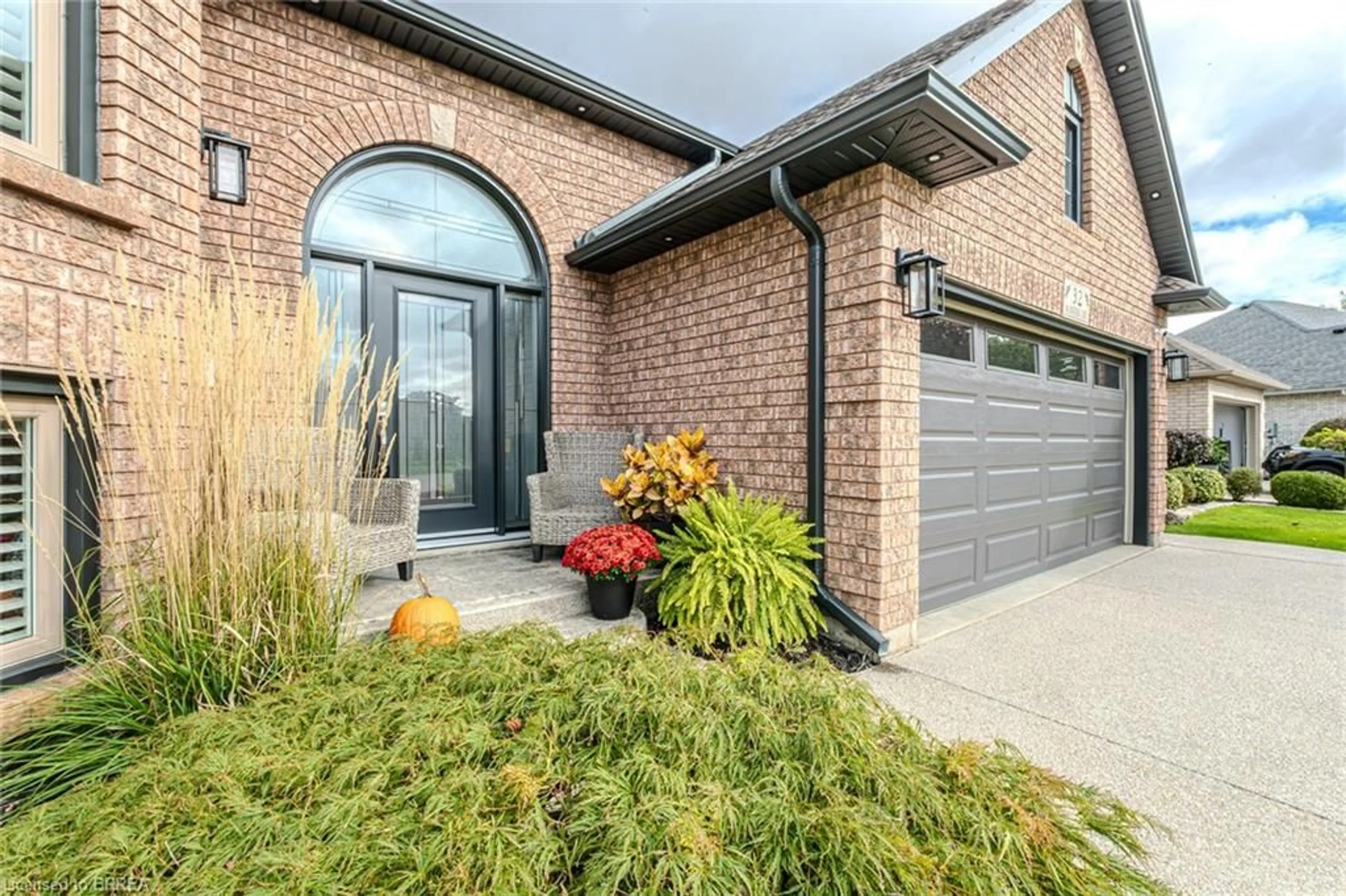 Home with brick exterior material for 32 Mcintosh Crt, Brantford Ontario N3R 5W9