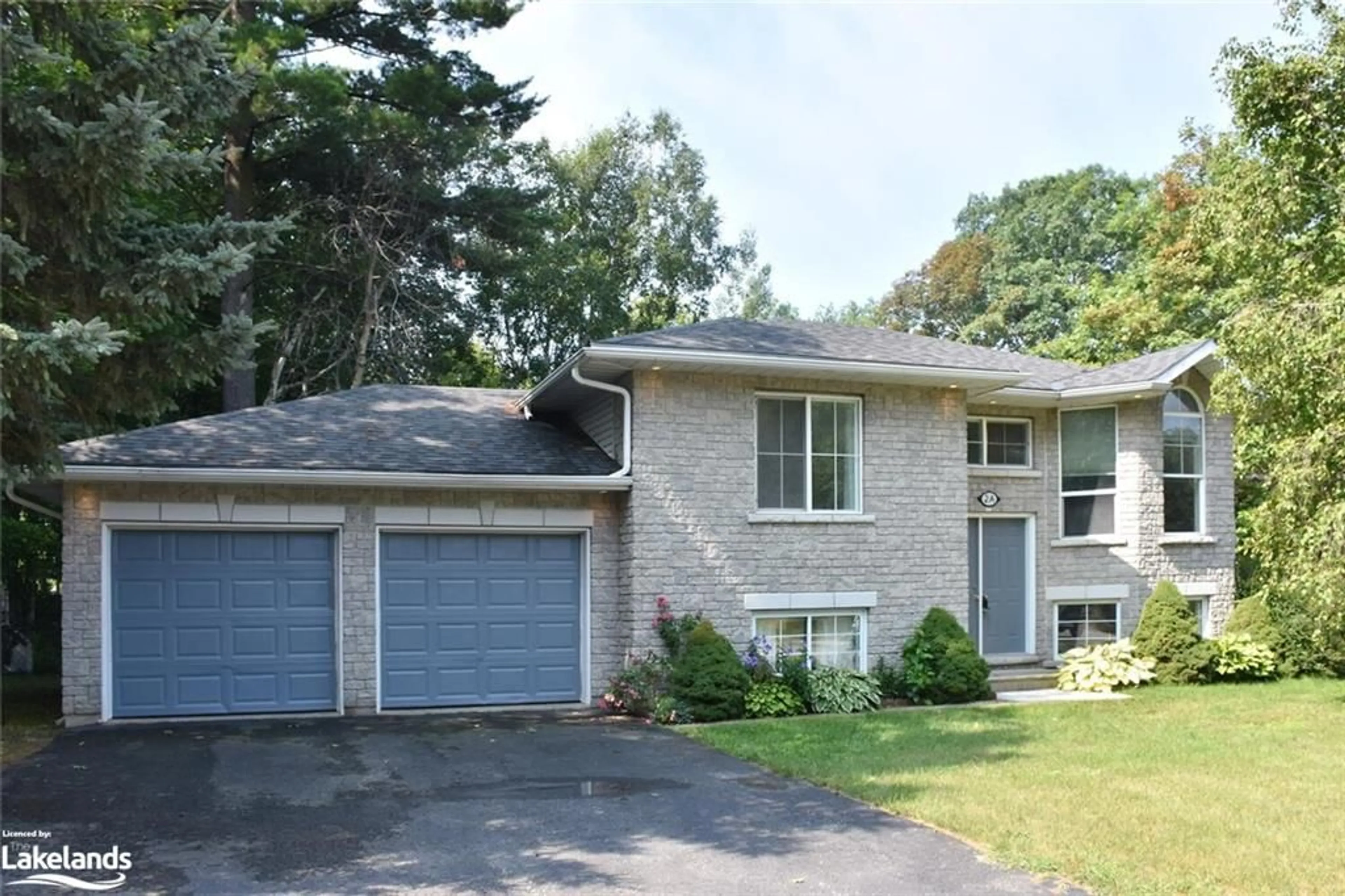 Frontside or backside of a home, cottage for 2A Silver Birch Ave, Wasaga Beach Ontario L9Z 2W5