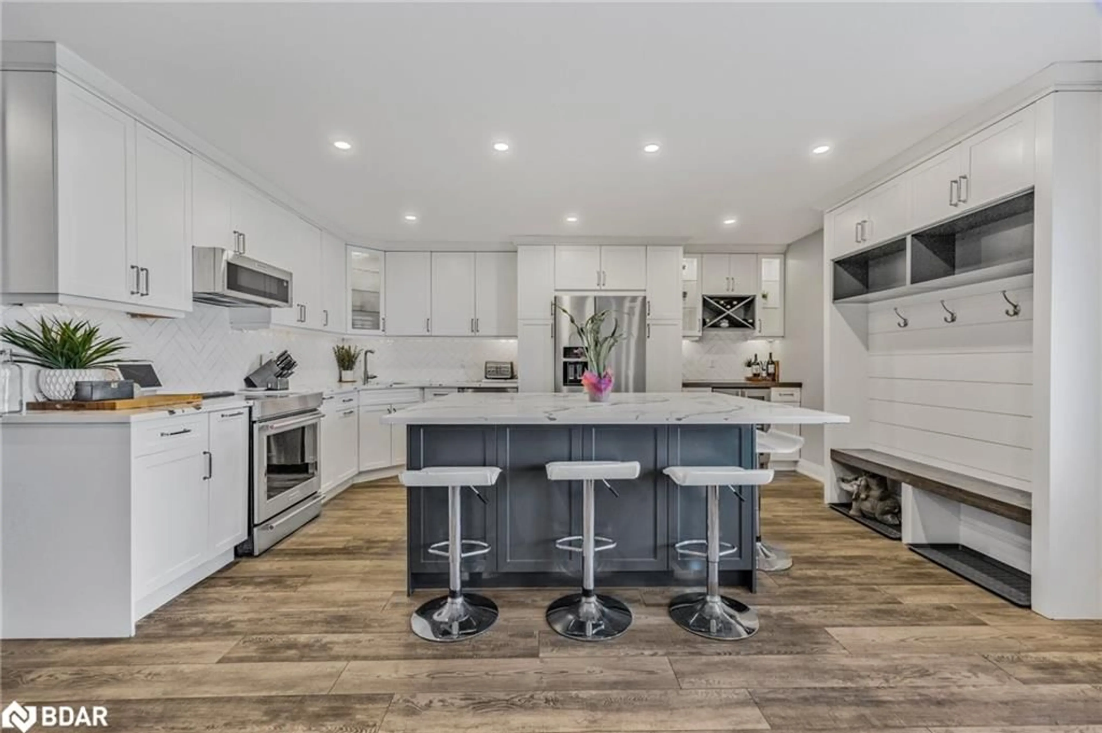 Contemporary kitchen for 52 Cassandra Dr, Barrie Ontario L4M 6Z3