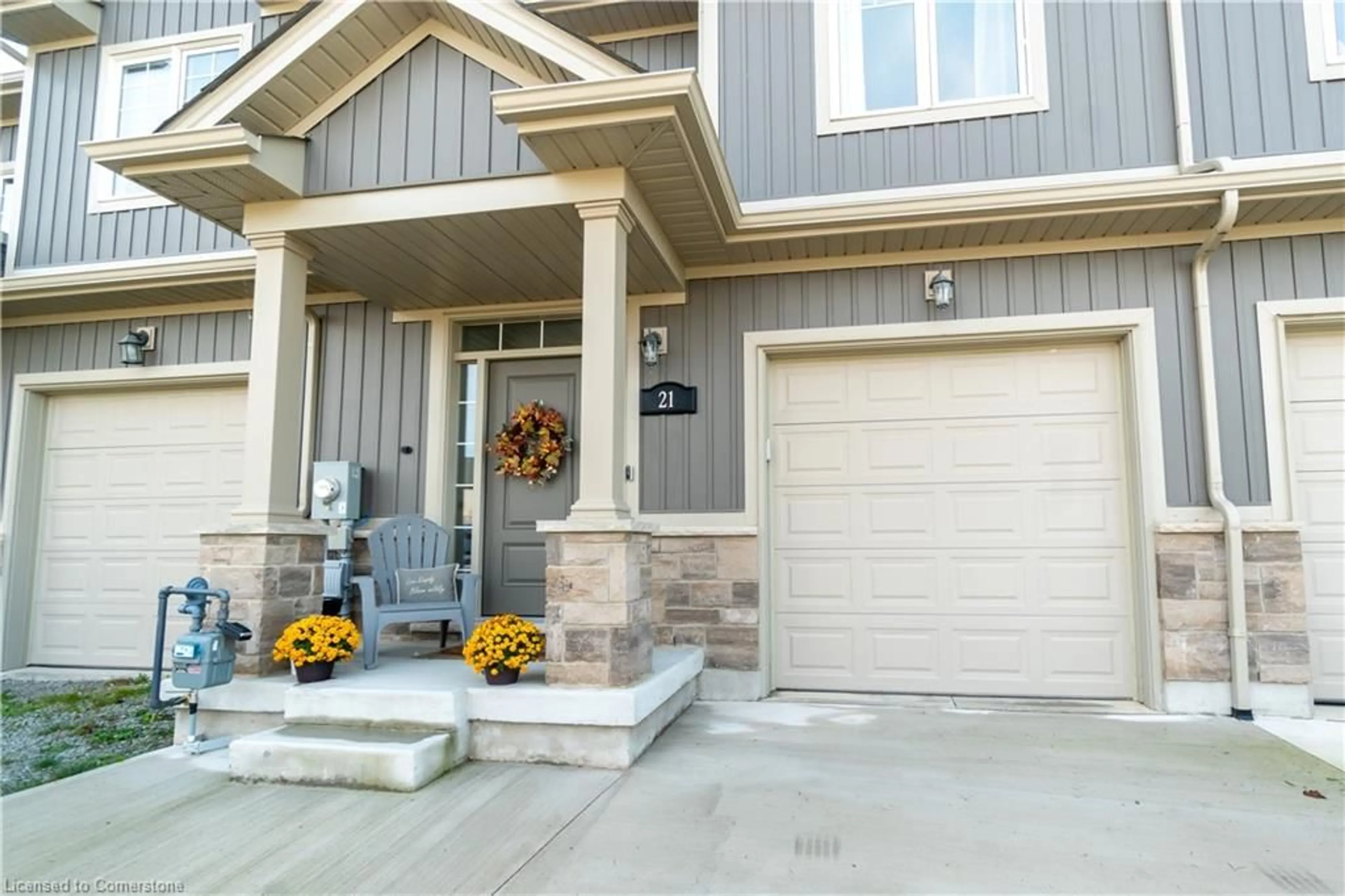 Indoor entryway, cement floor for 21 Lamb Cres, Thorold Ontario L2V 0G8