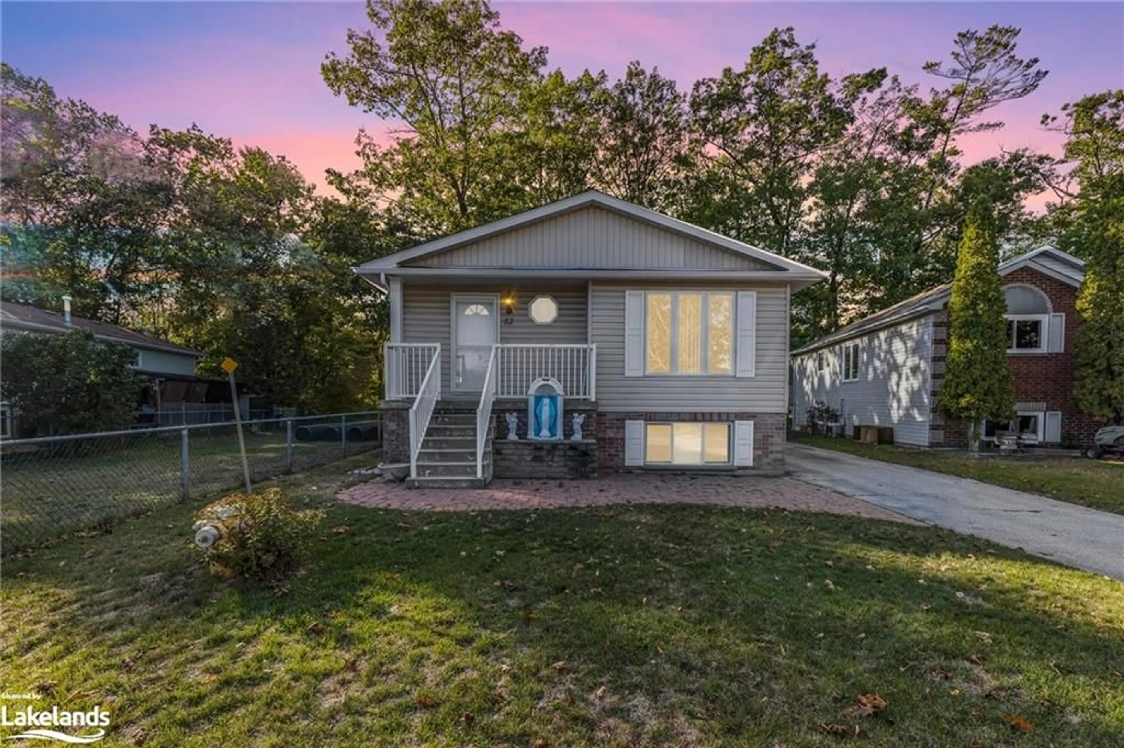 Frontside or backside of a home, cottage for 52 Dyer Dr, Wasaga Beach Ontario L9Z 1E2