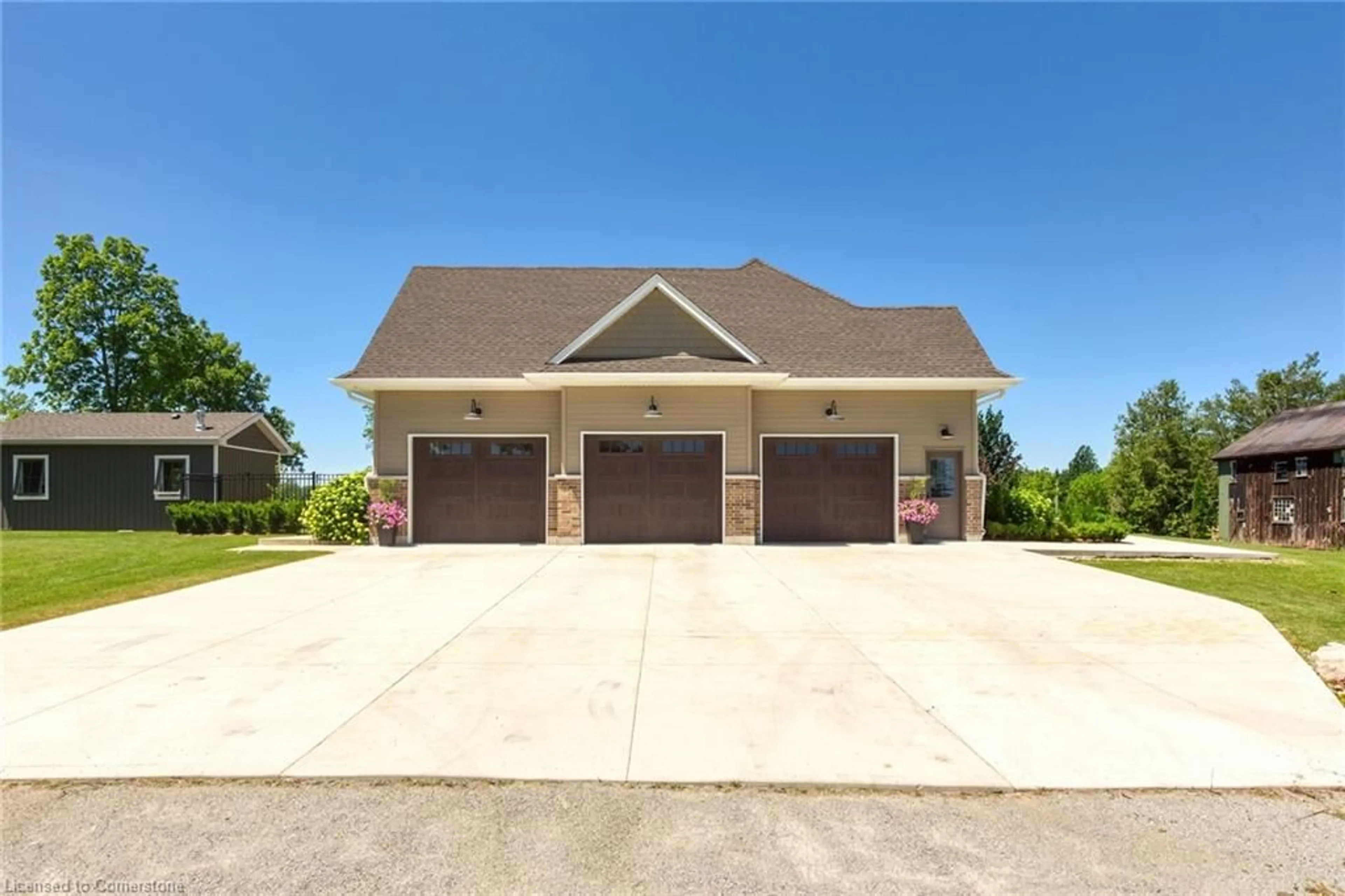 Indoor garage, cement floor for 42 Parsonage Rd, Ancaster Ontario N3T 5M1