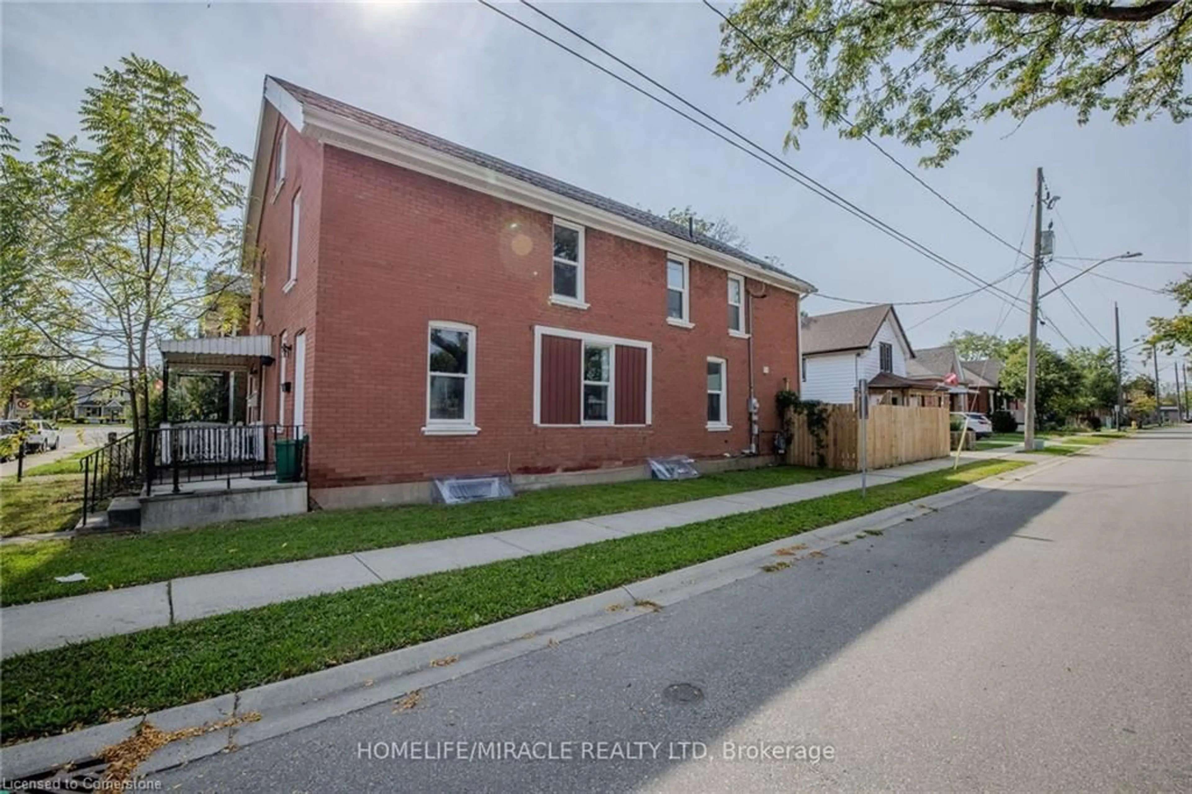 A pic from exterior of the house or condo, the street view for 139 Superior St, Brantford Ontario N3S 2L3