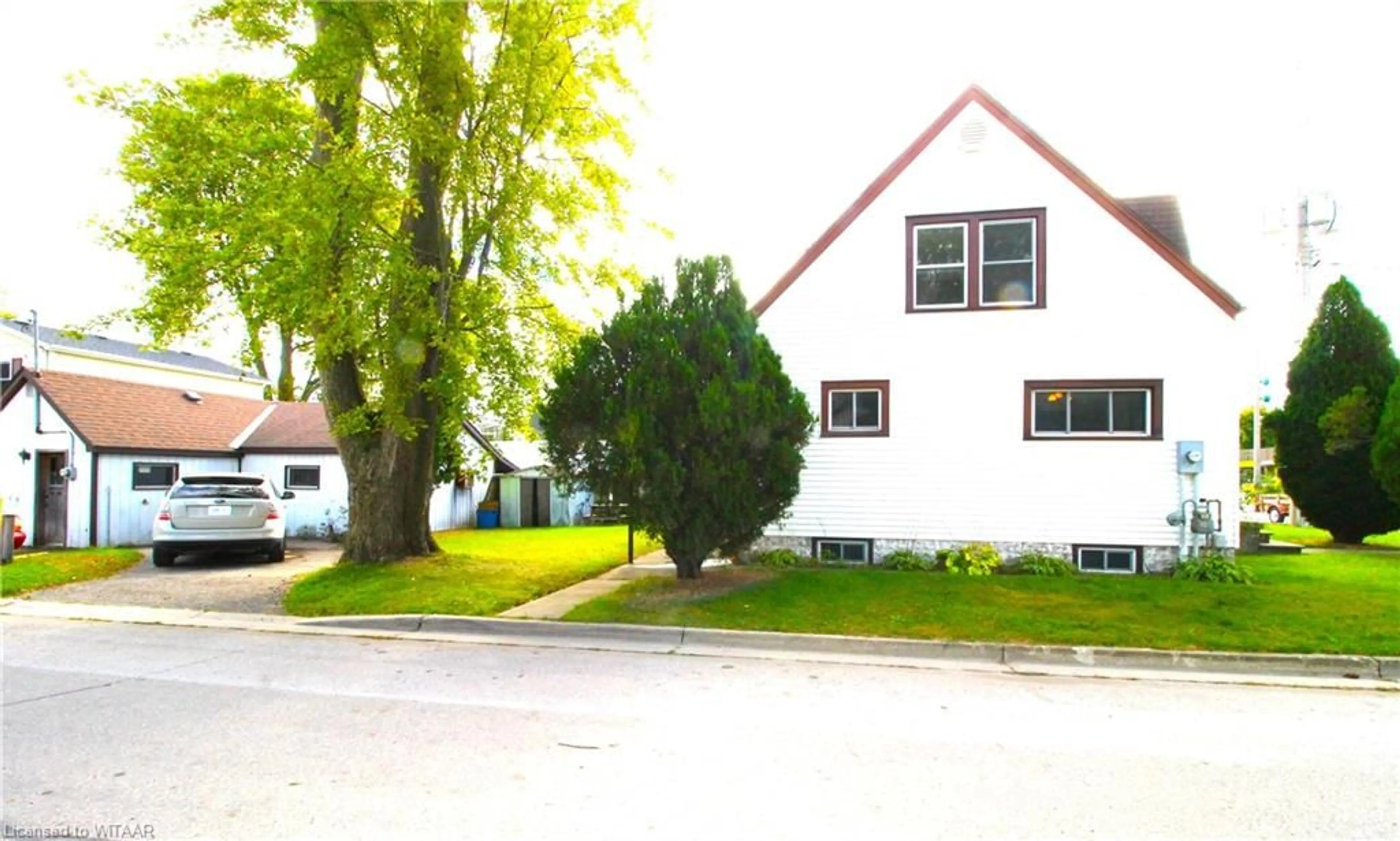 A pic from exterior of the house or condo, the street view for 220 Tillson Ave, Tillsonburg Ontario N4G 3B2