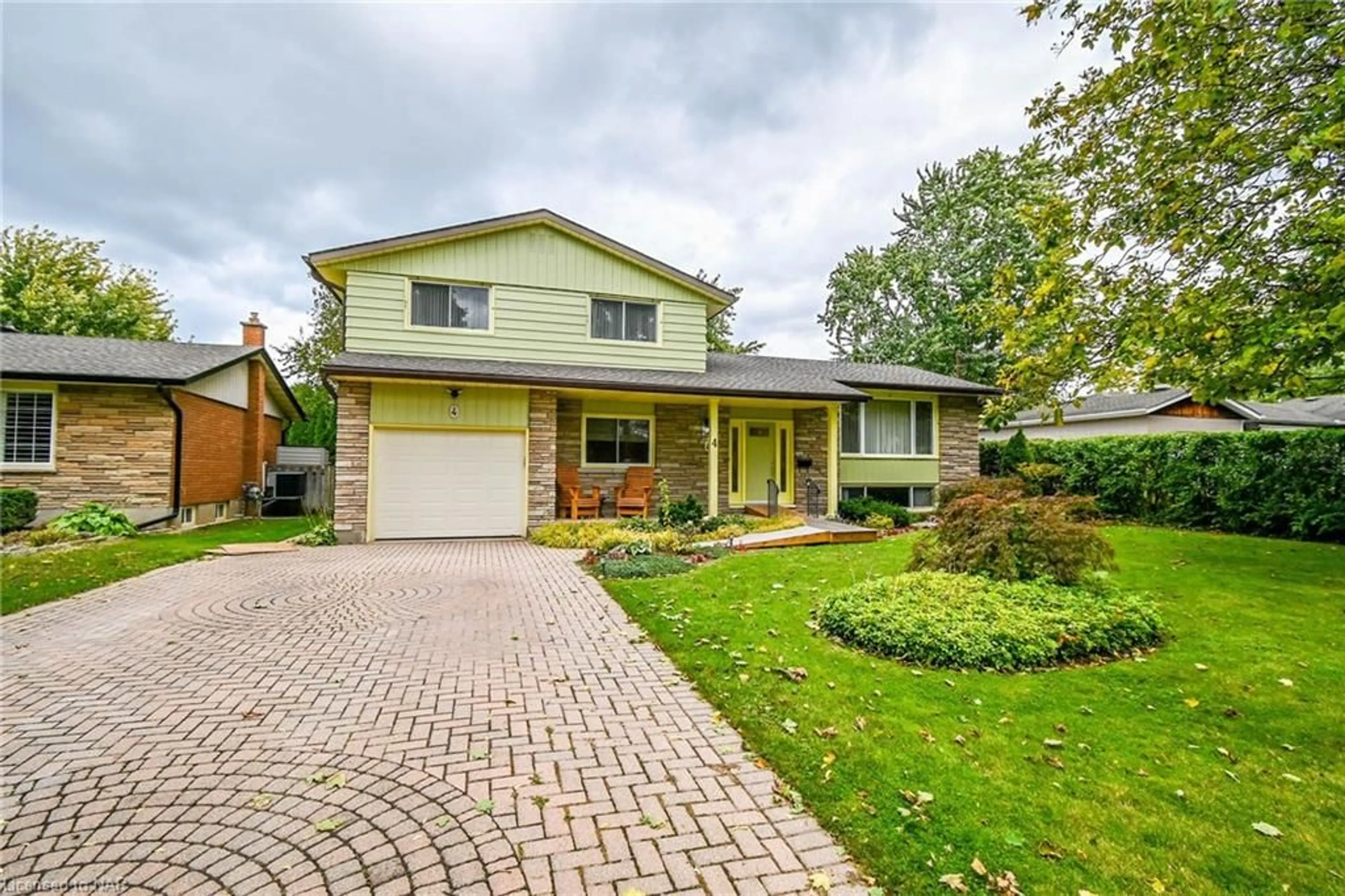 Home with brick exterior material for 4 Mississauga Rd, St. Catharines Ontario L2N 3K2