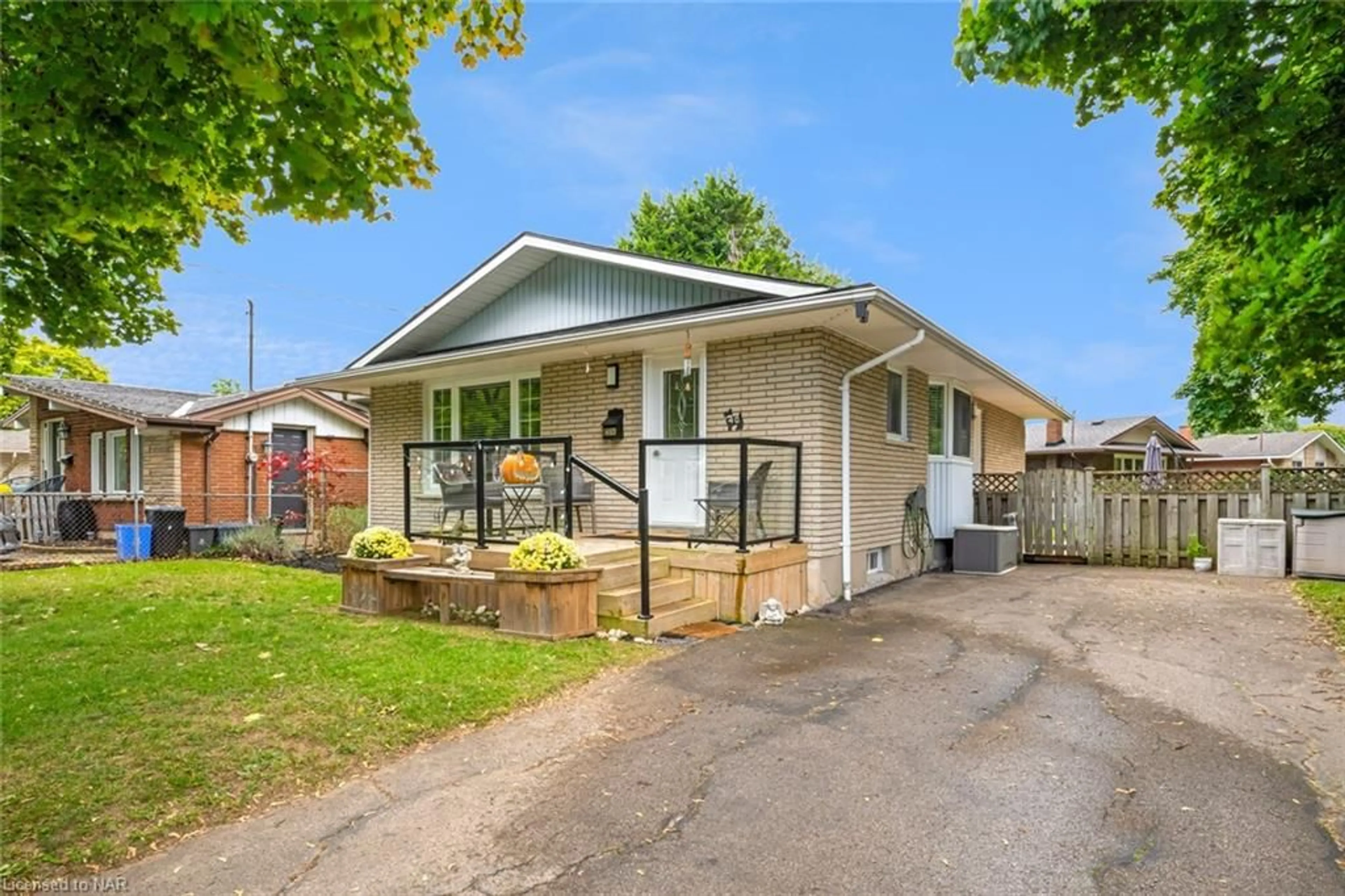 Frontside or backside of a home, cottage for 40 Densgrove Dr, St. Catharines Ontario L2M 3M3