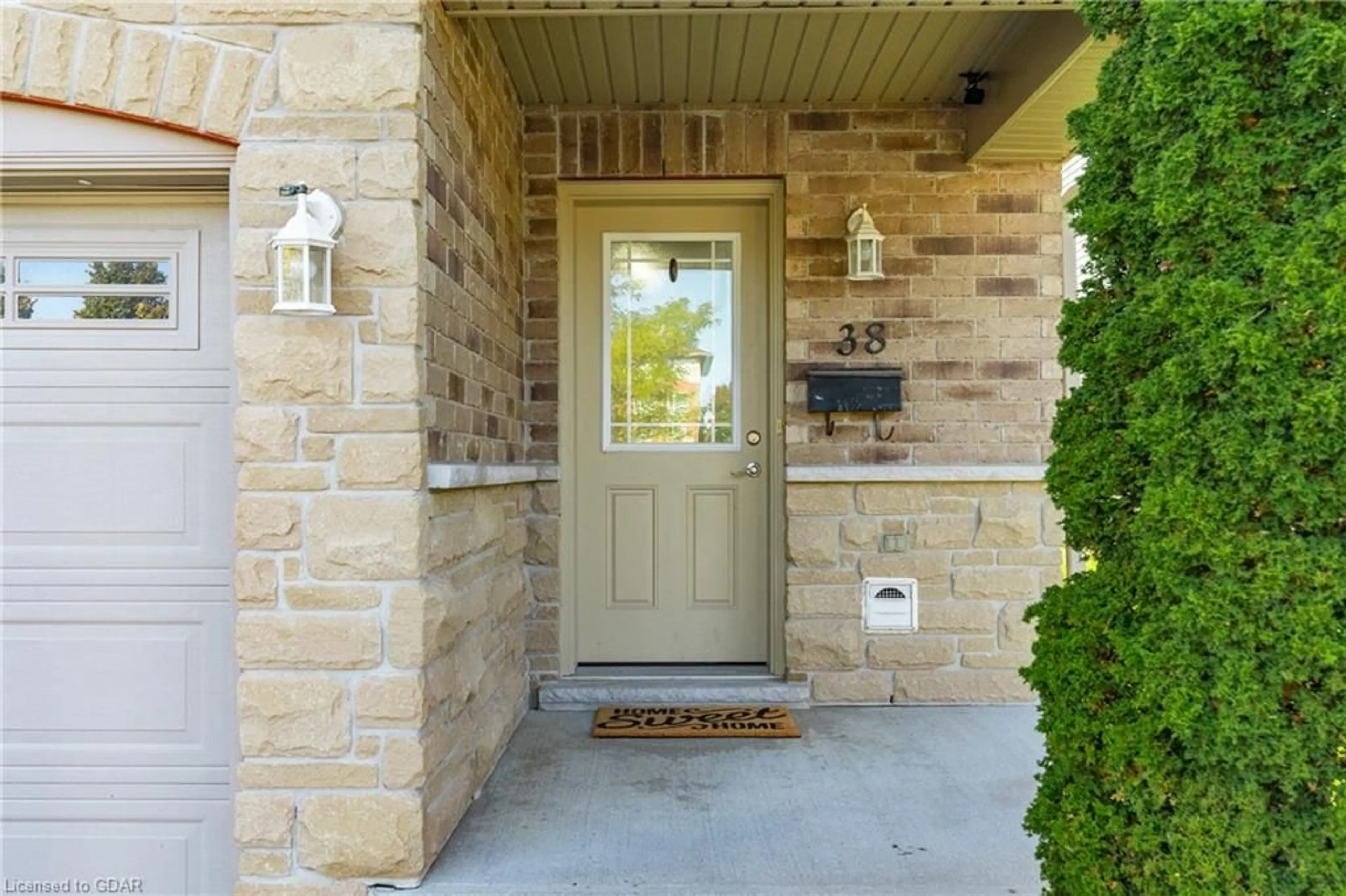 Indoor entryway, ceramic floors for 38 Waterford Dr, Guelph Ontario N1L 0H6